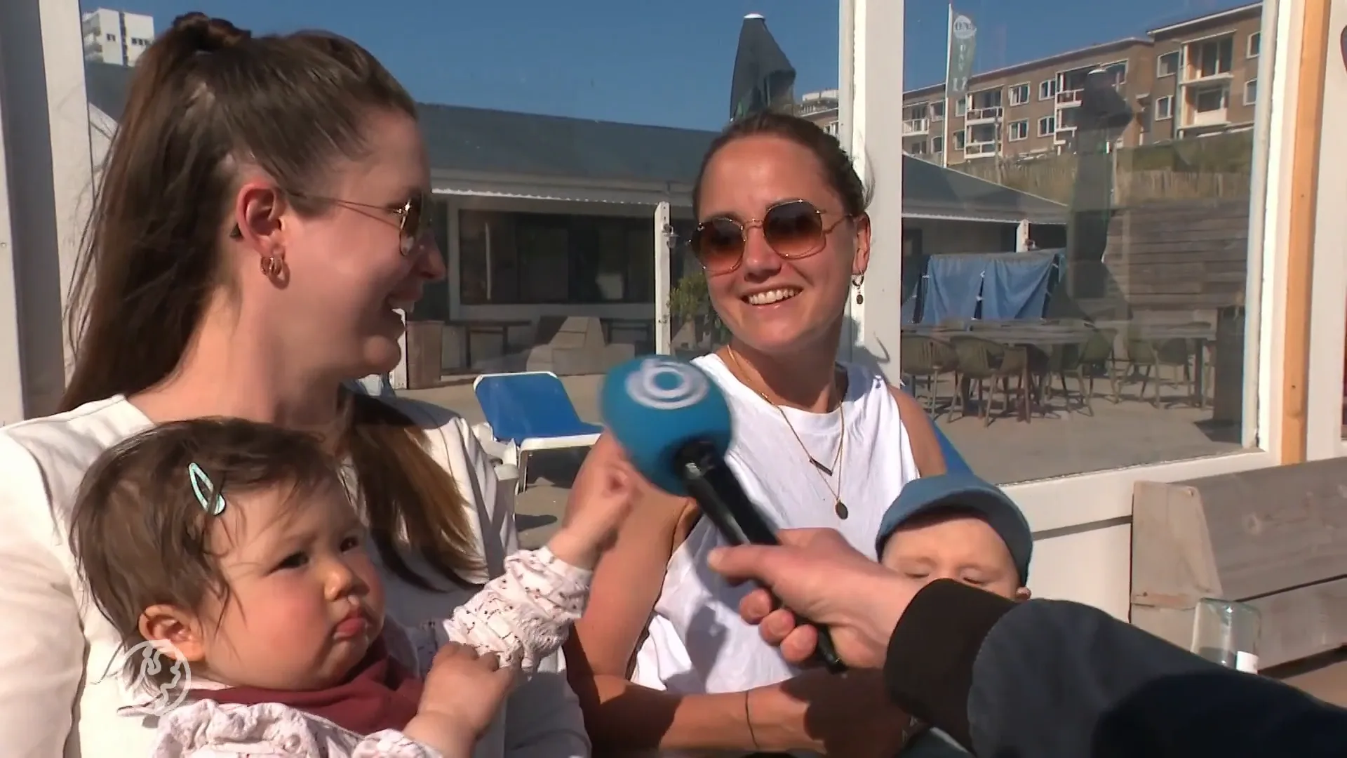 Strandgangers in de file richting Zandvoort op zonovergoten Moederdag