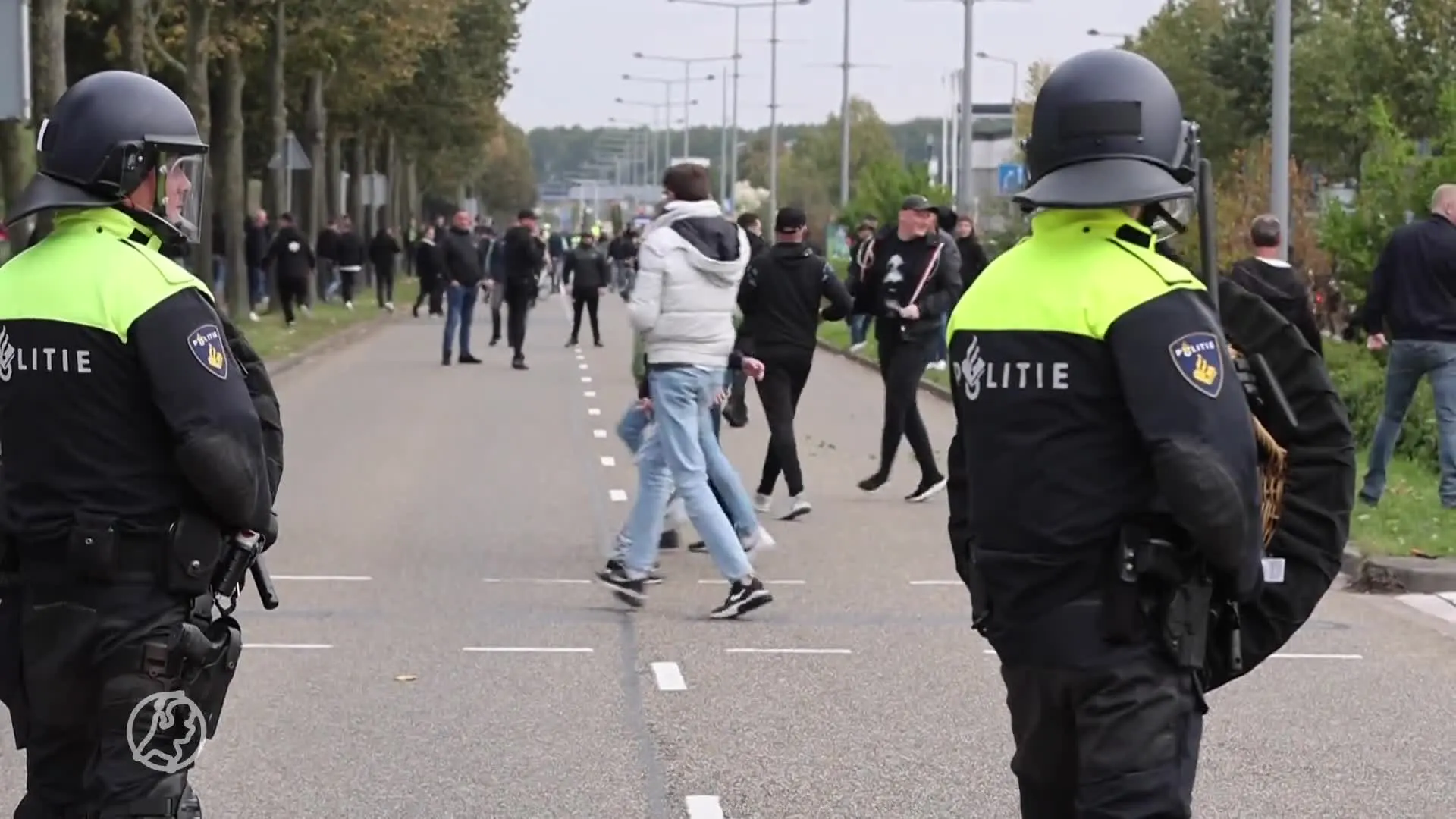 politie houdt vijf mensen aan na voetbalwedstrijd ADO en FC Den Bosch