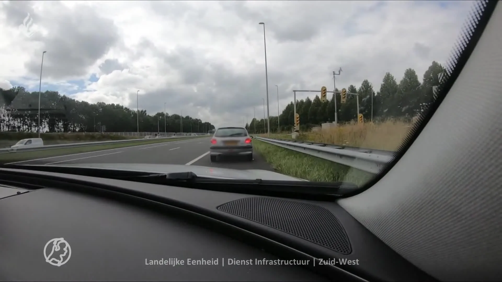 ZIEN: Politie ramt op volle snelheid vluchtende auto na schietpartij