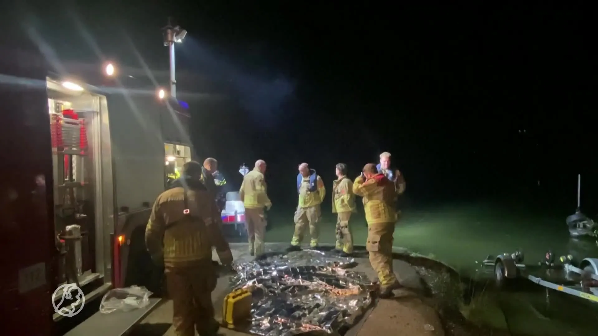 Zwemtocht in de Maas loopt bijna fataal af: man na anderhalf uur uit koude water gered