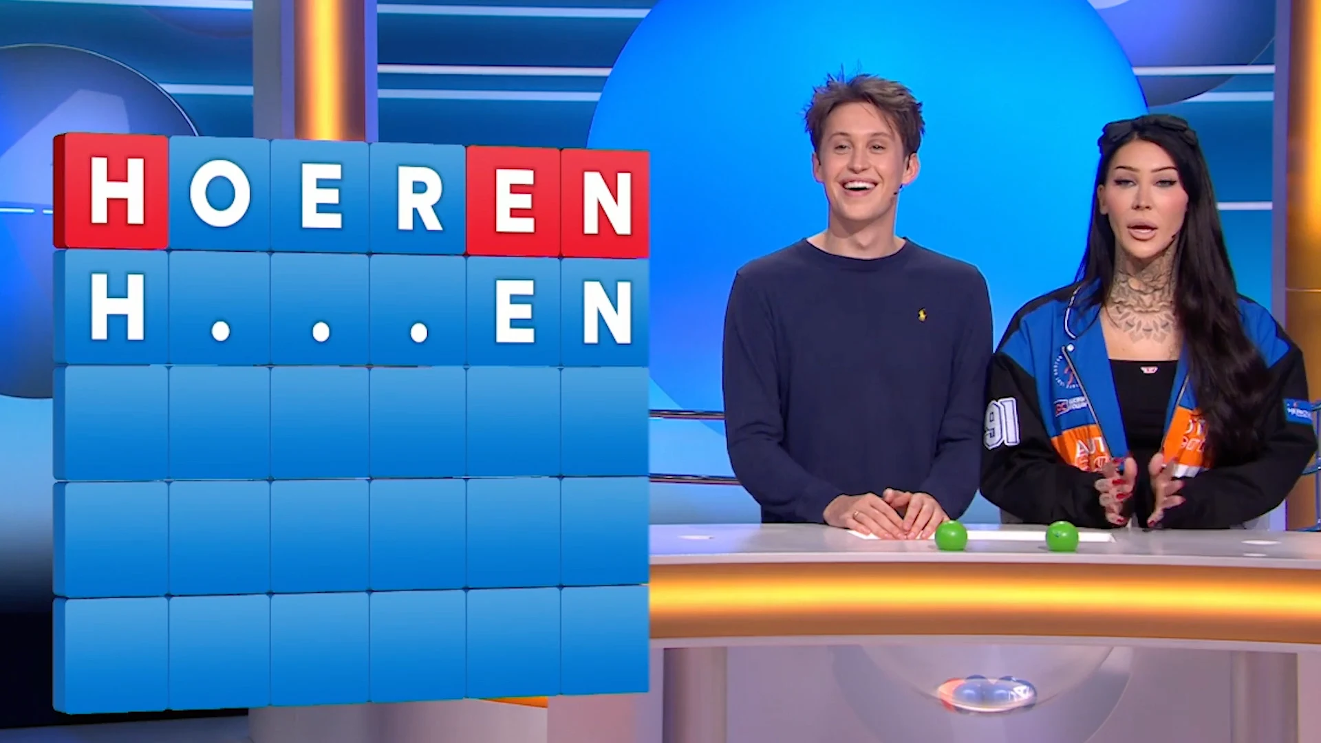 Jessie Maya gooit haar CHARMES in deze WOORDENSTRIJD