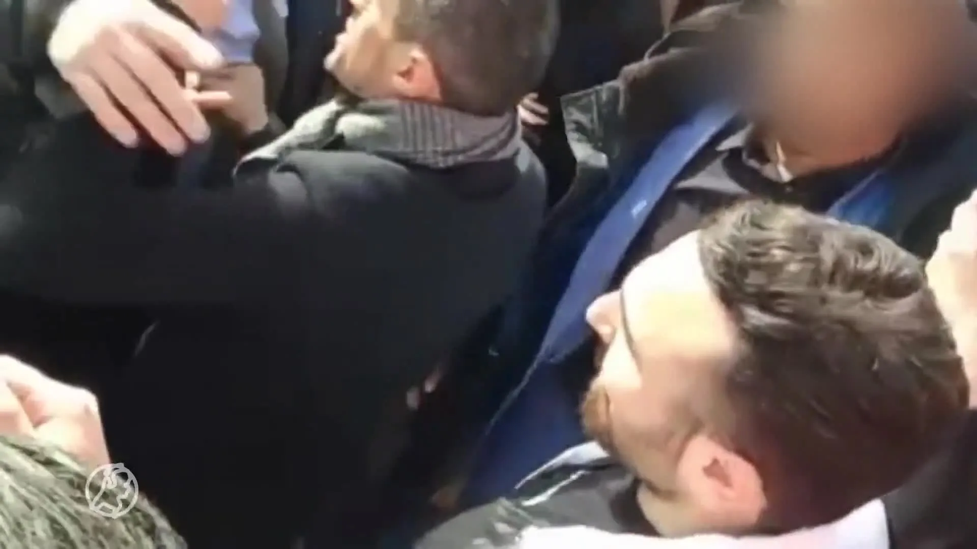 DENK-leider Azarkan overweegt klacht tegen politie na duw bij flyeractie op Haagse markt