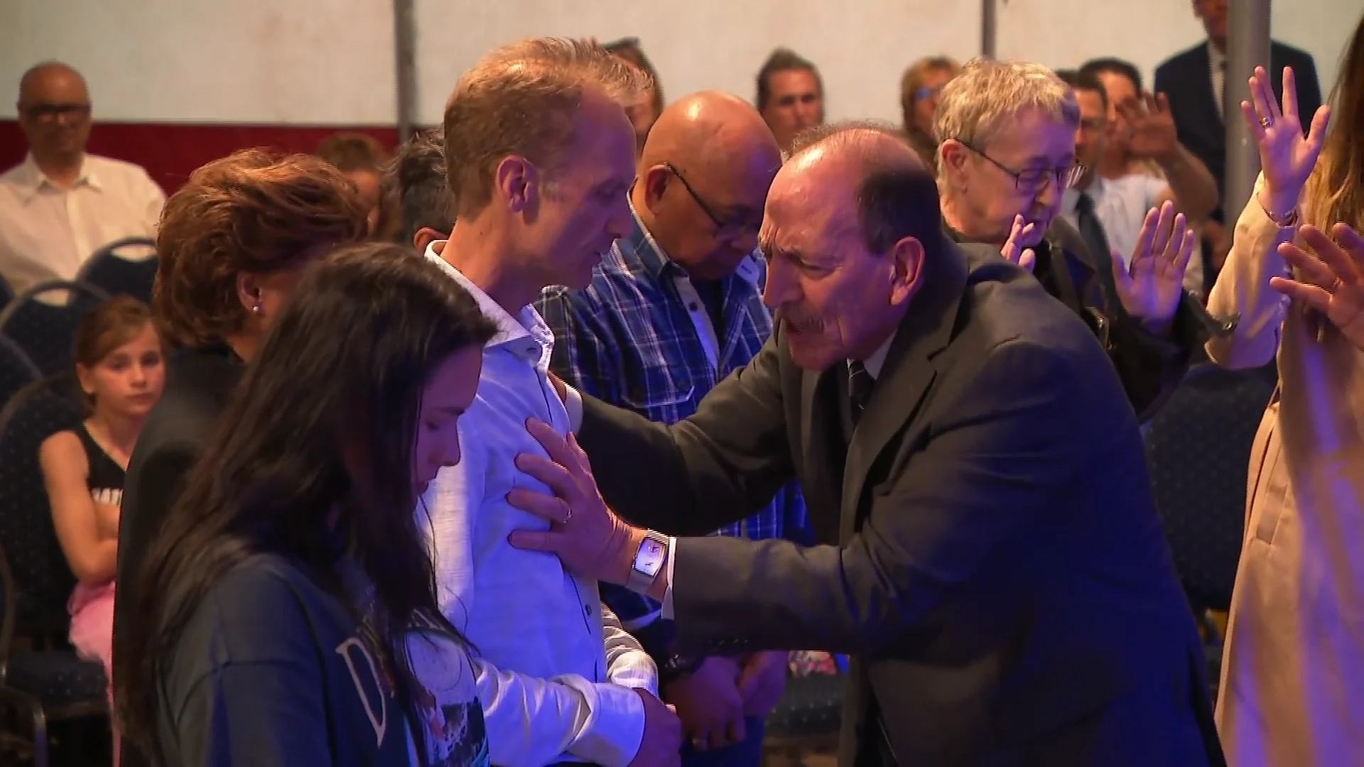 Gebedsgenezingen: laatste hoop op een wonder of pure oplichterij?