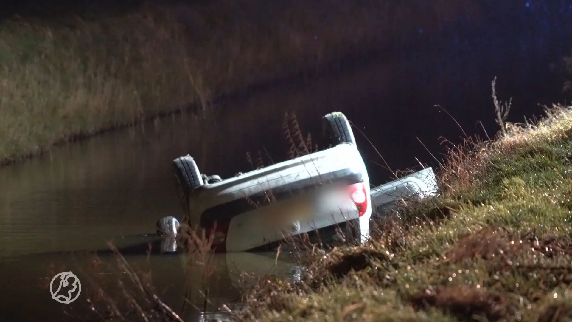 Auto op de kop in sloot Midwolda: bestuurder (24) overleden