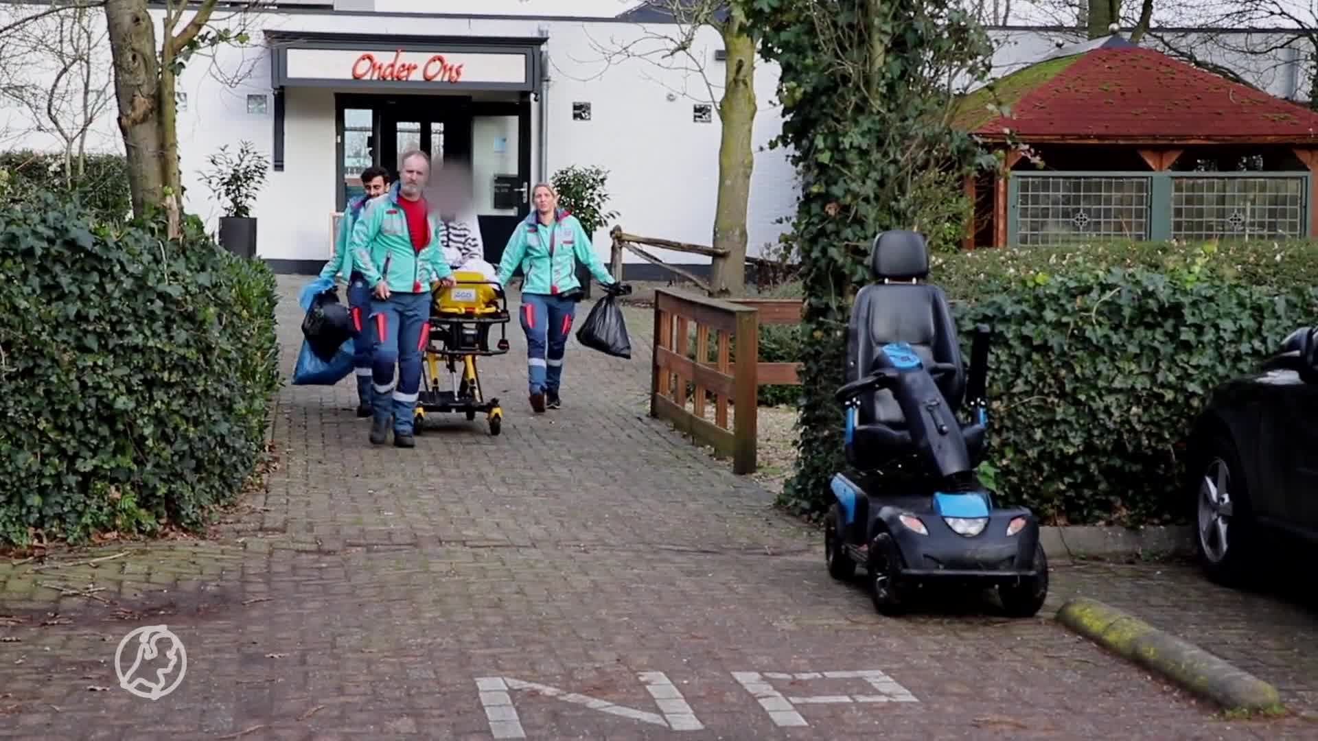 Vrouw met scootmobiel belandt in sloot, vriendin redt haar uit het water