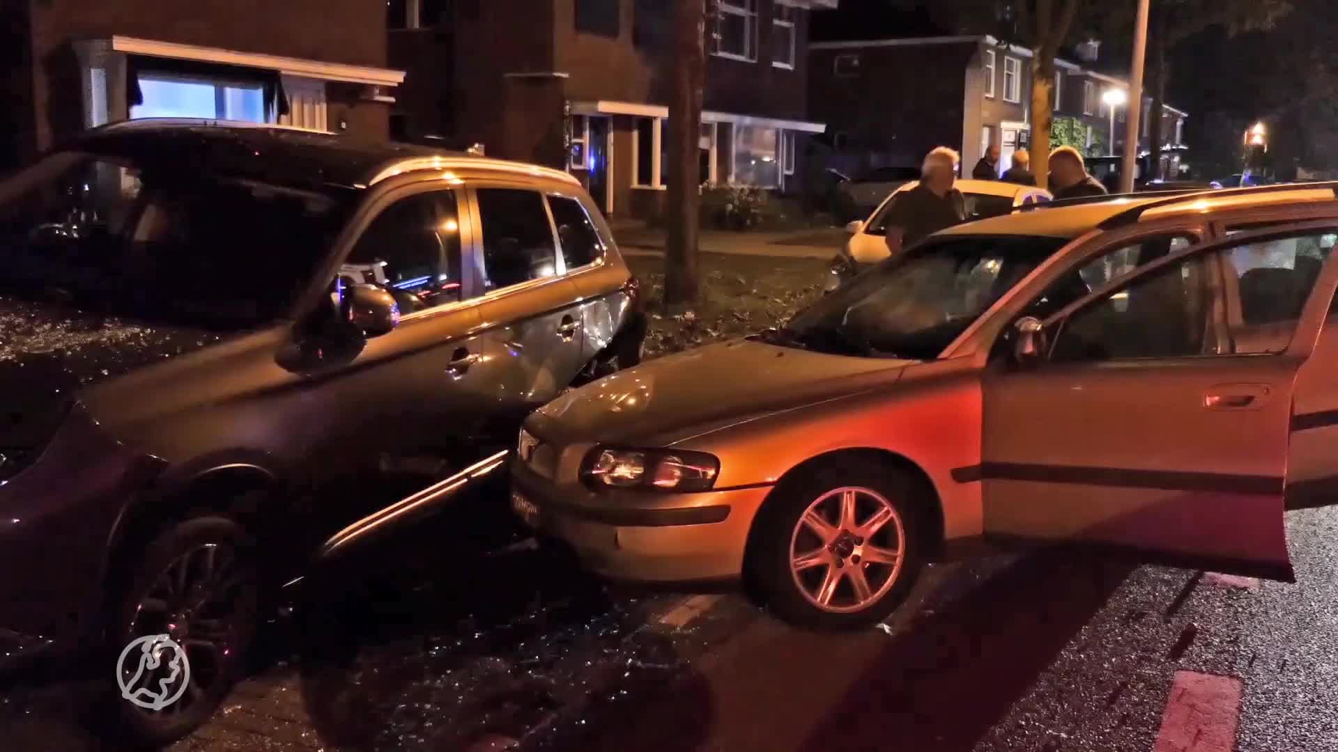 Automobiliste ramt vier geparkeerde auto's