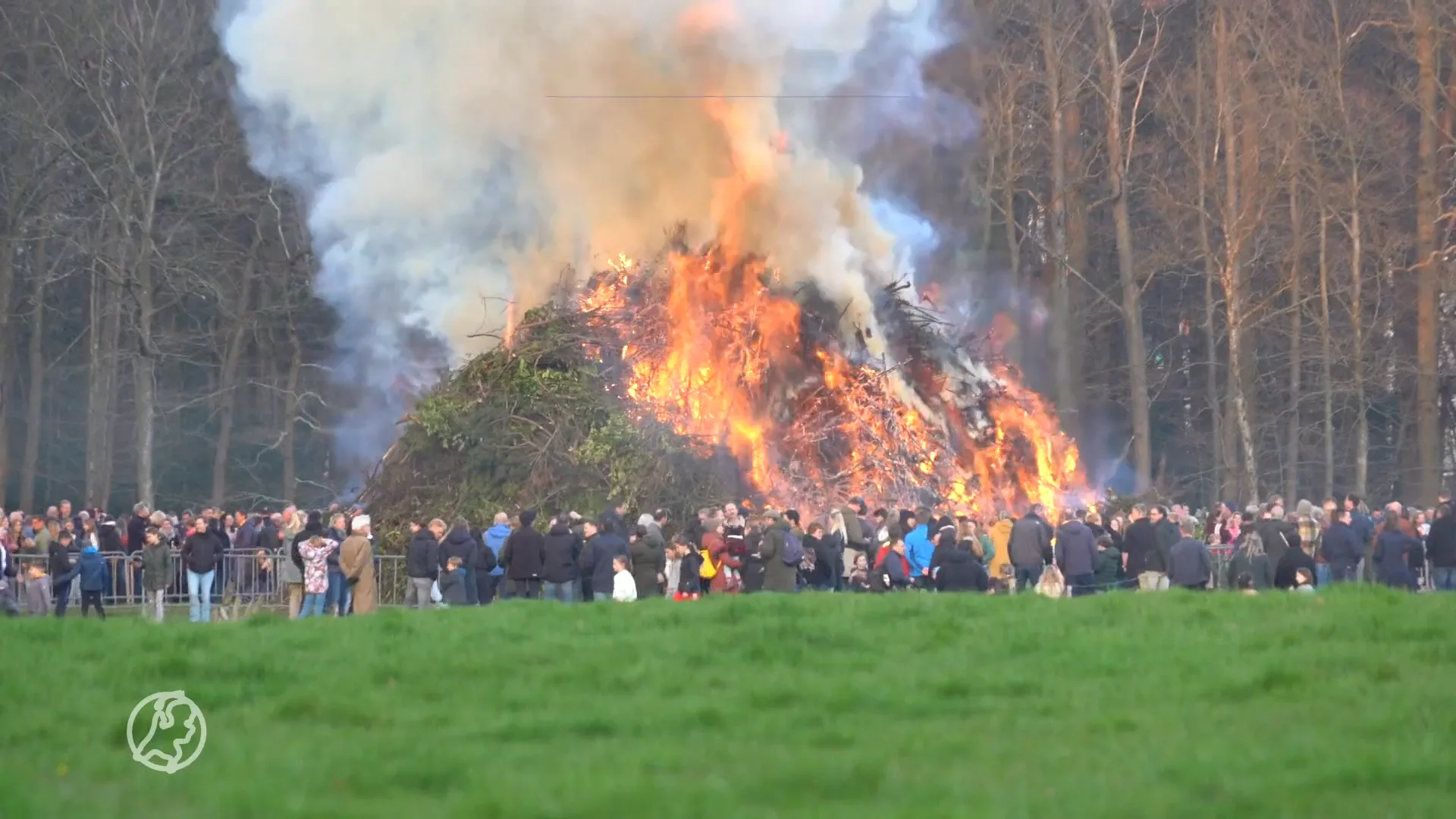 Paasvuren weer ontstoken: een hoop gezelligheid en enorme brandende bergen