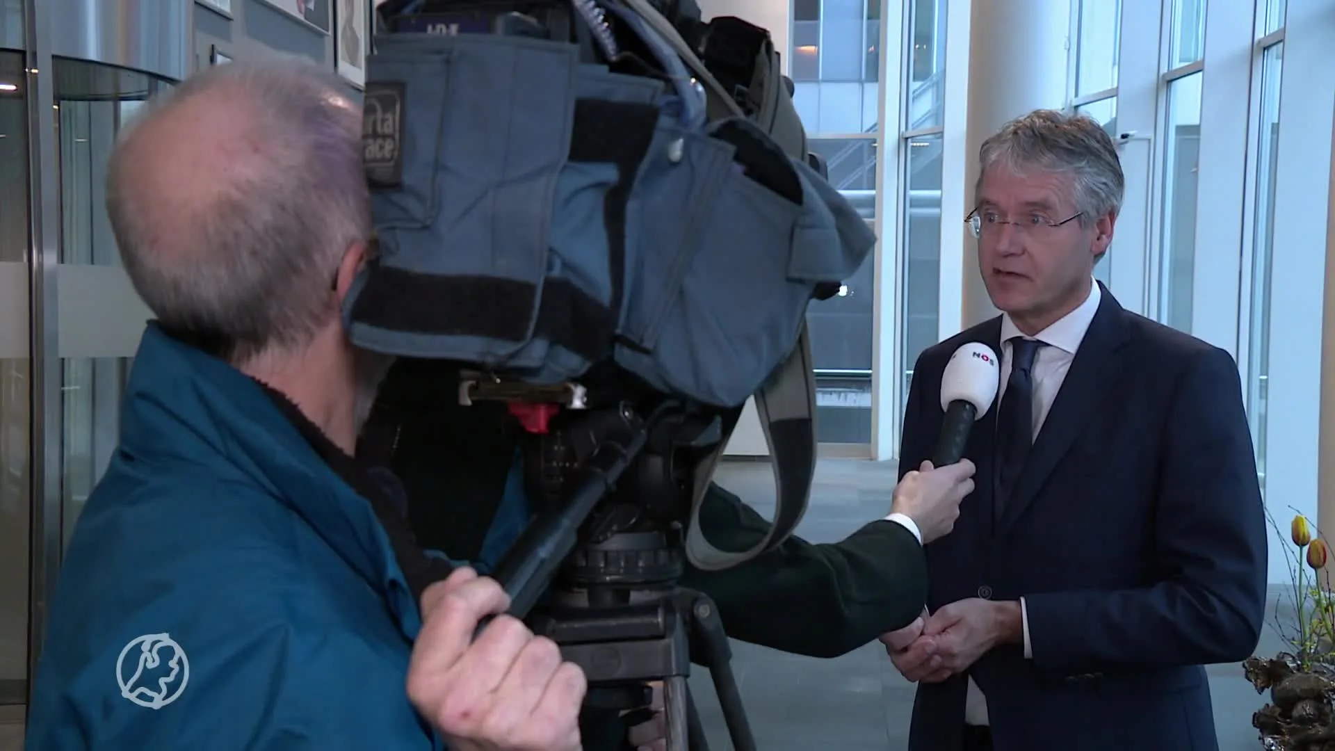 Ouders van kinderen in het speciaal basisonderwijs met de han...