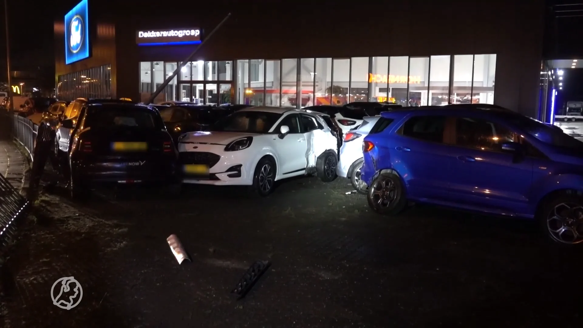 Bestuurder mist afslag naar McDonald's en ramt acht auto's