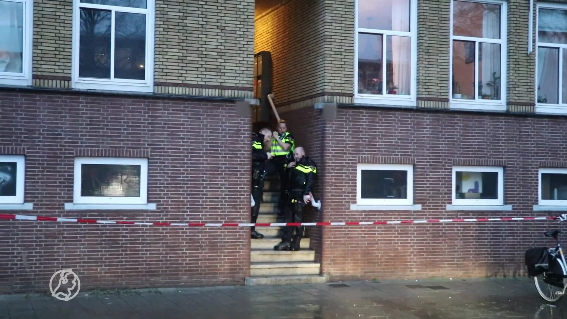 Kindje valt uit raam in Amsterdam, politie zoekt getuigen