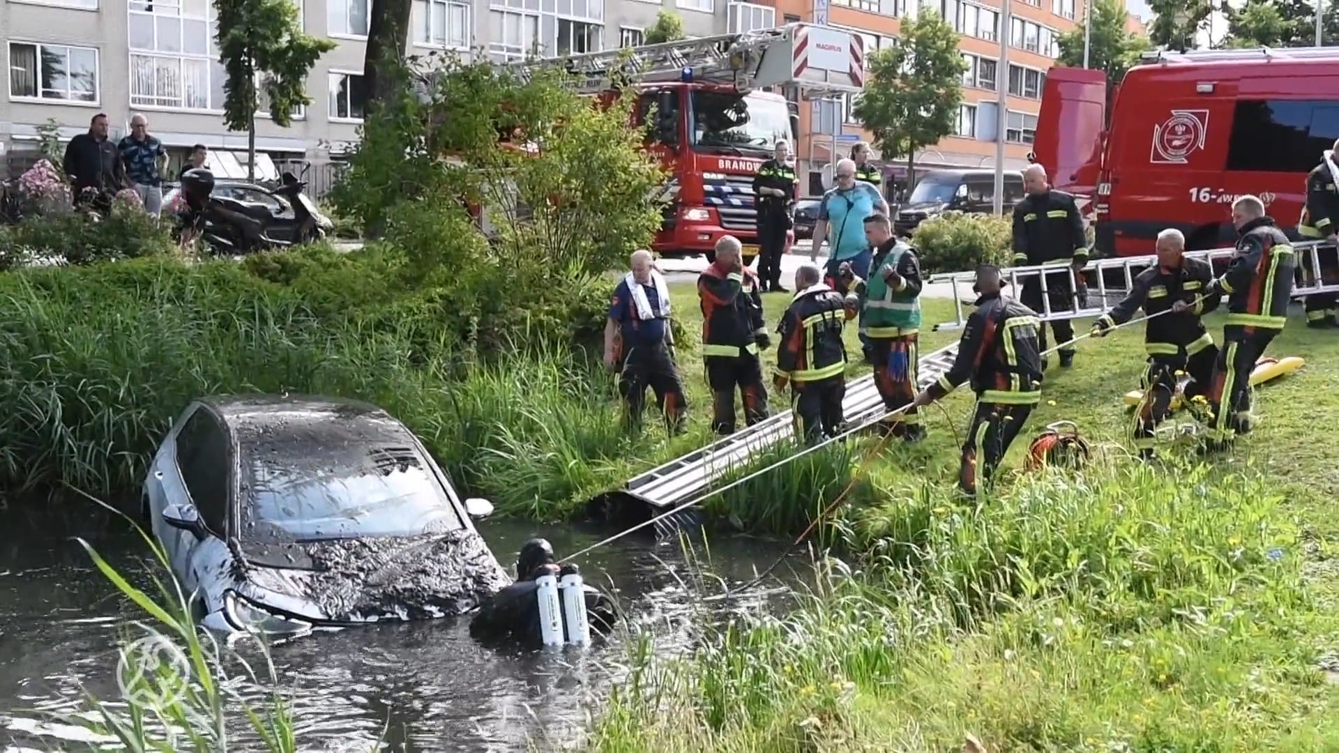 Vrouw wacht in de sloot tot brandweer haar komt bevrijden