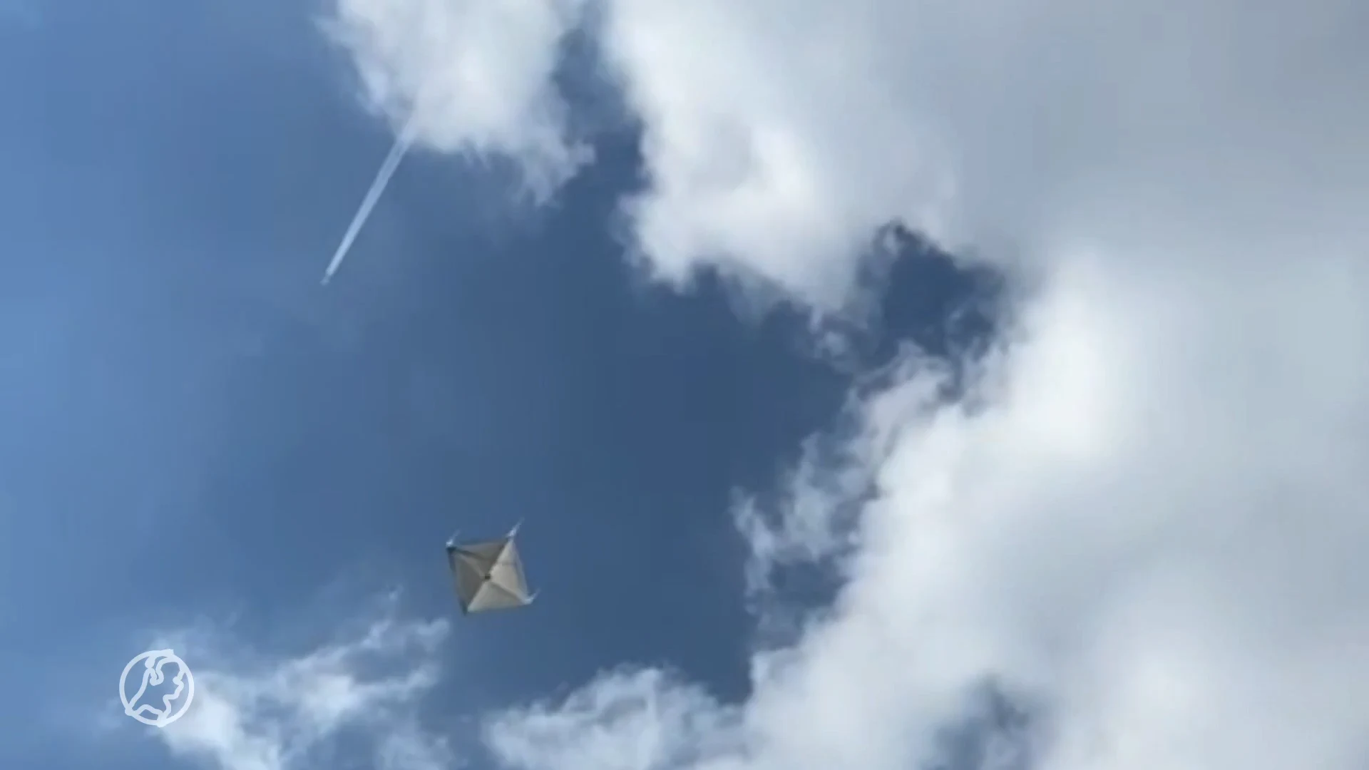 Windhoos blaast partytent metershoog de lucht in