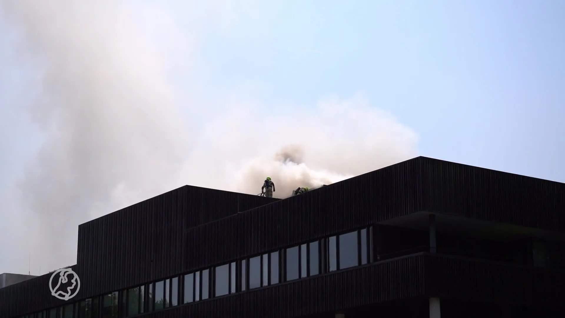 Rookwolken boven Arnhem door grote uitslaande brand bij revalidatiecentrum