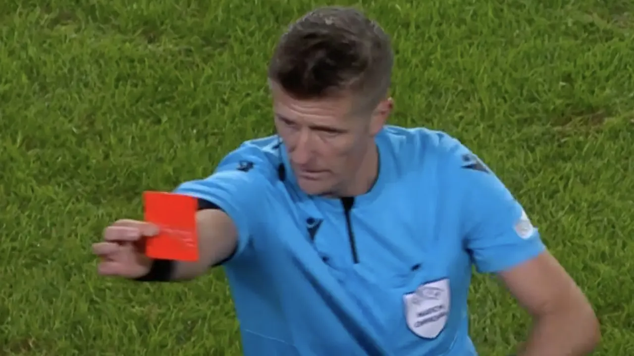 ROOD: Staflid Sevilla krijgt in slotfase rood van scheidsrechter Orsato