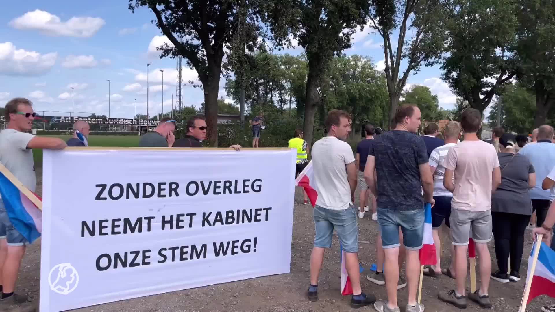 Honderden lopen stille tocht als protest tegen opvang asielzoekers in hotel Albergen
