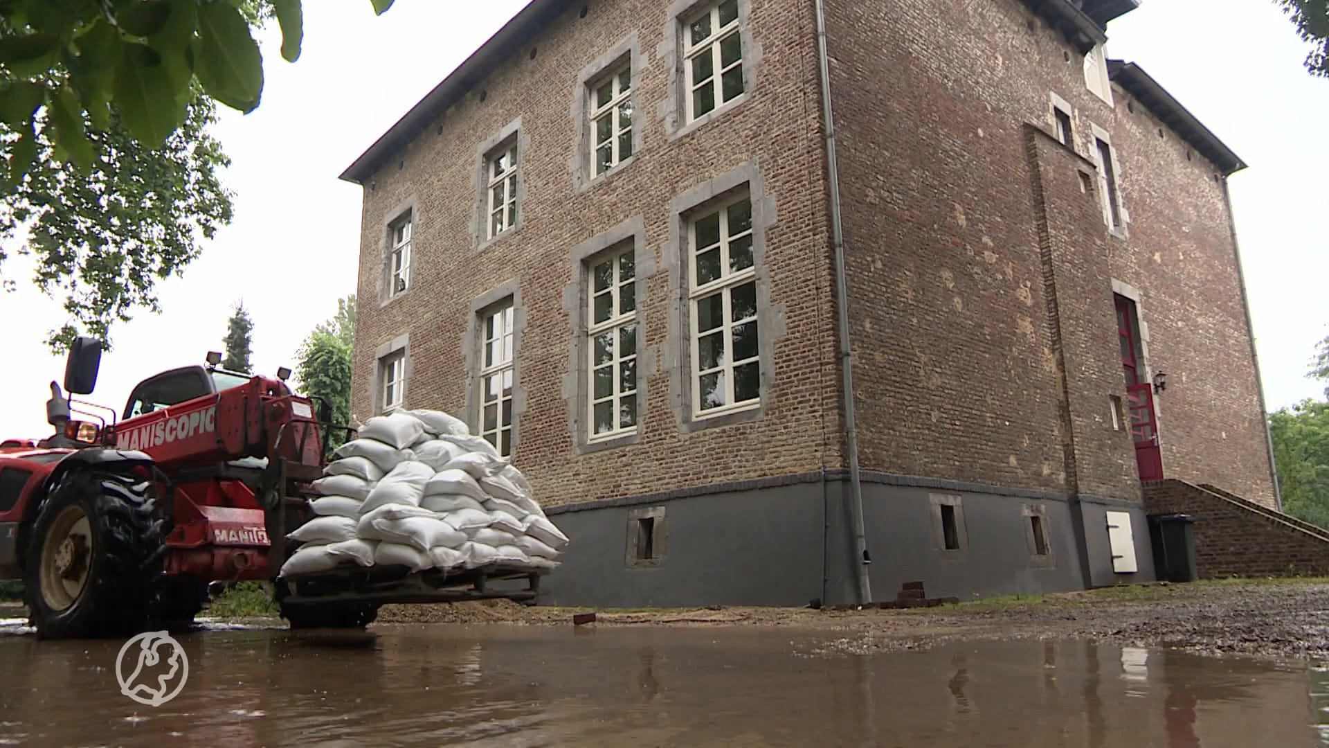 Kasteelheer John probeert zijn voeten droog te houden in Vlodrop
