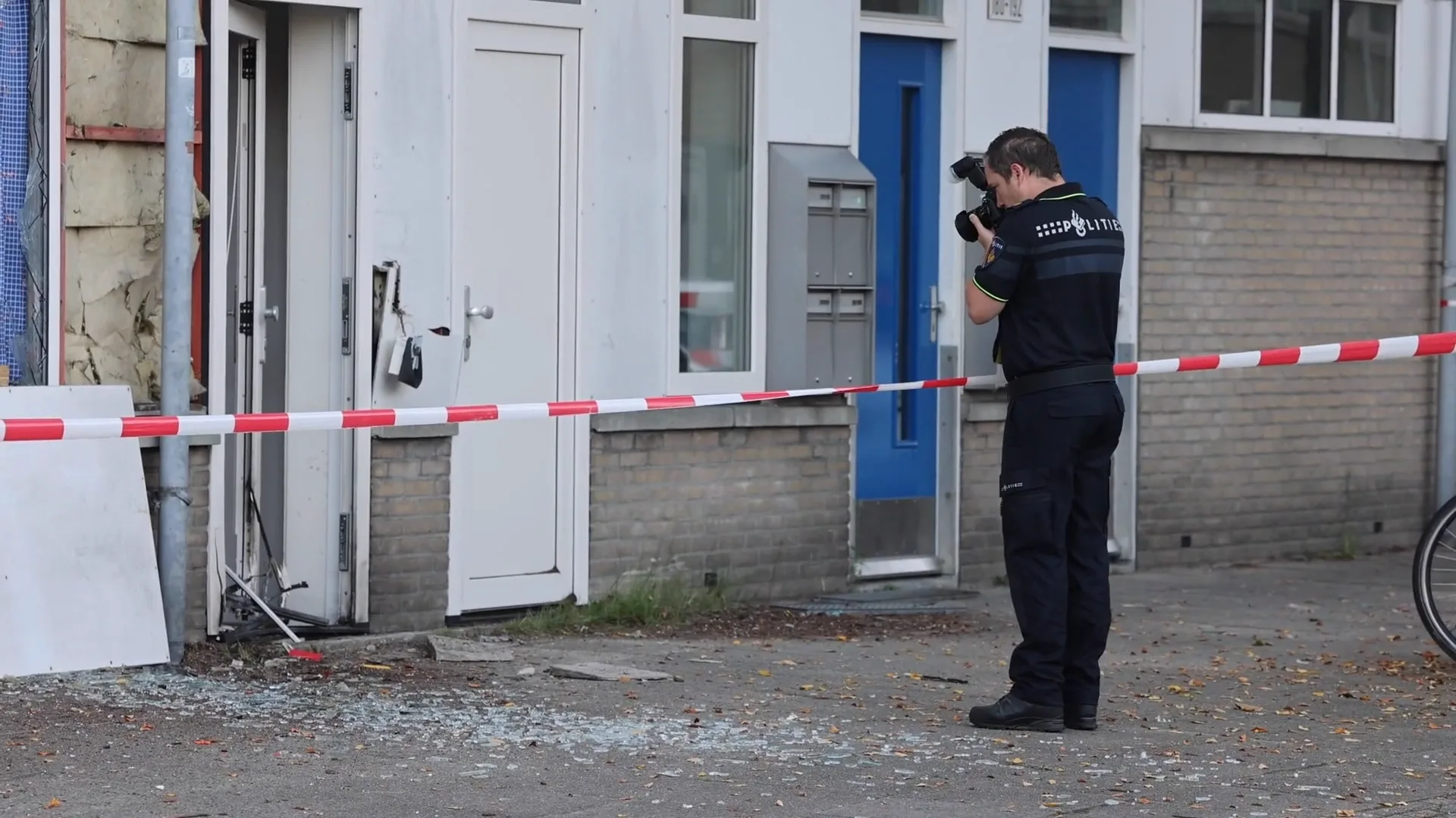Explosie blaast deur woning Amsterdam-Noord eruit