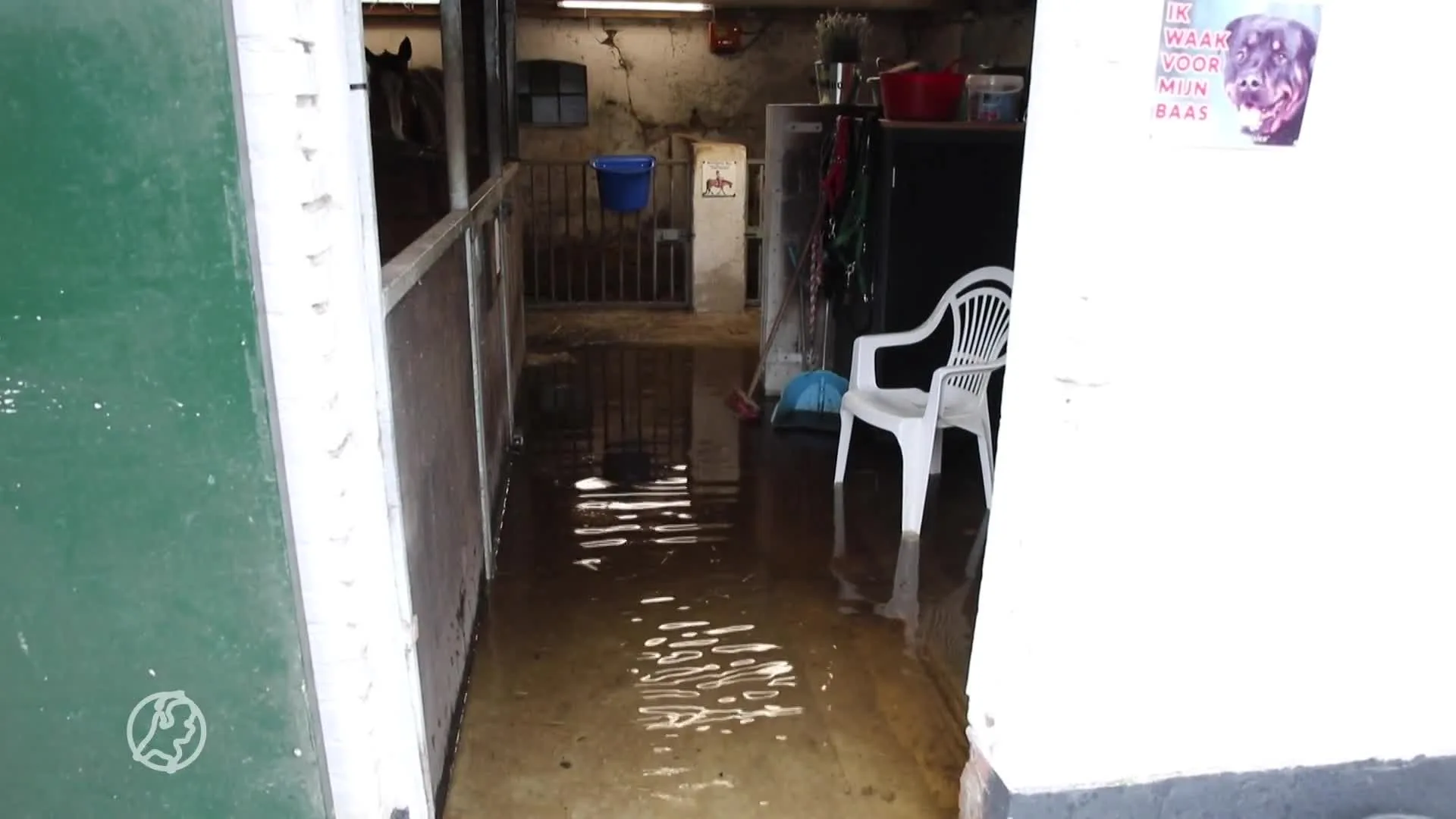 Verloren Beek treedt buiten oevers door zware regenval, inwoners Epe vechten tegen water