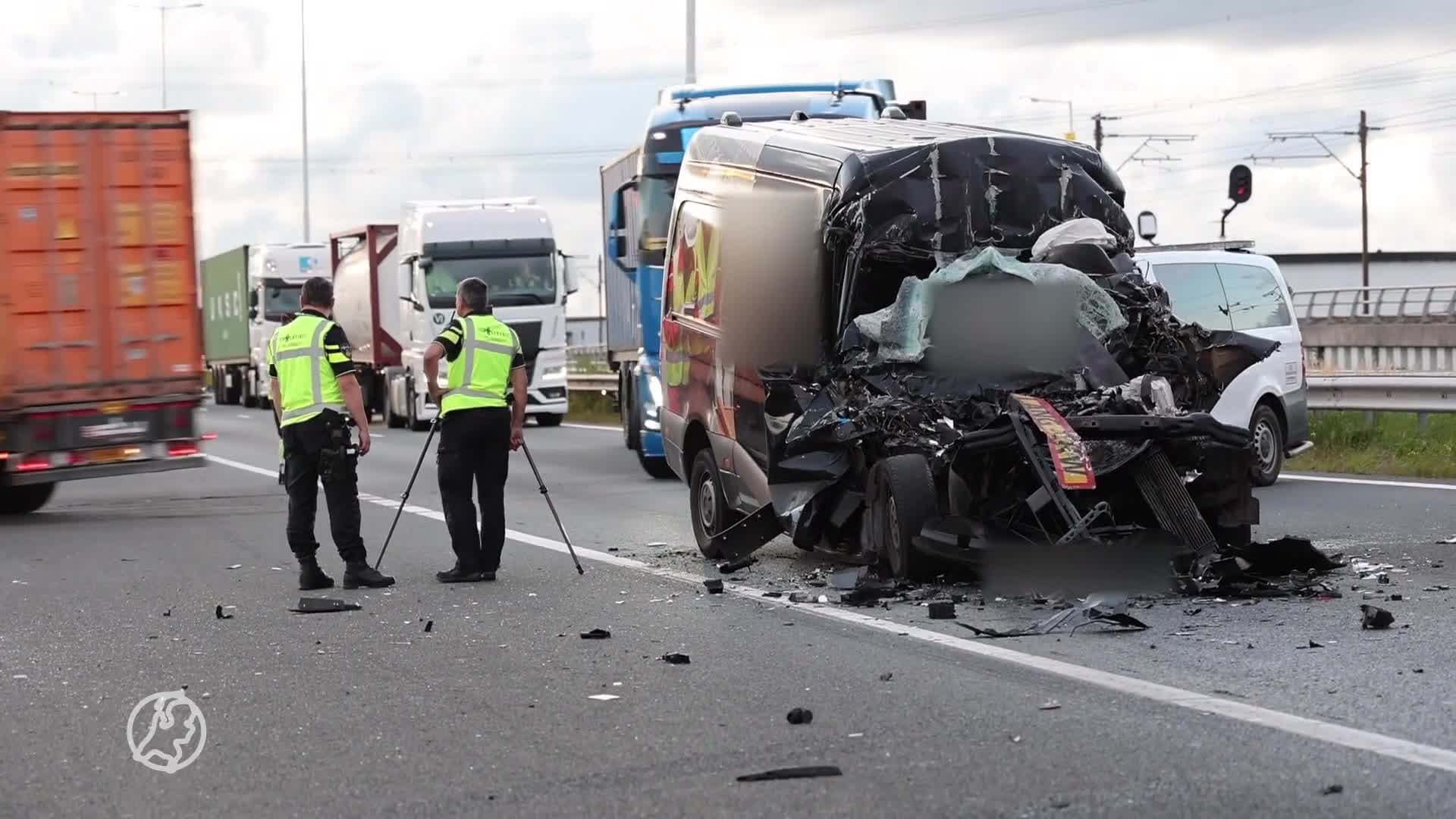 Bestuurder bestelbus overleden na botsing met vrachtwagen op A15 bij Rotterdam