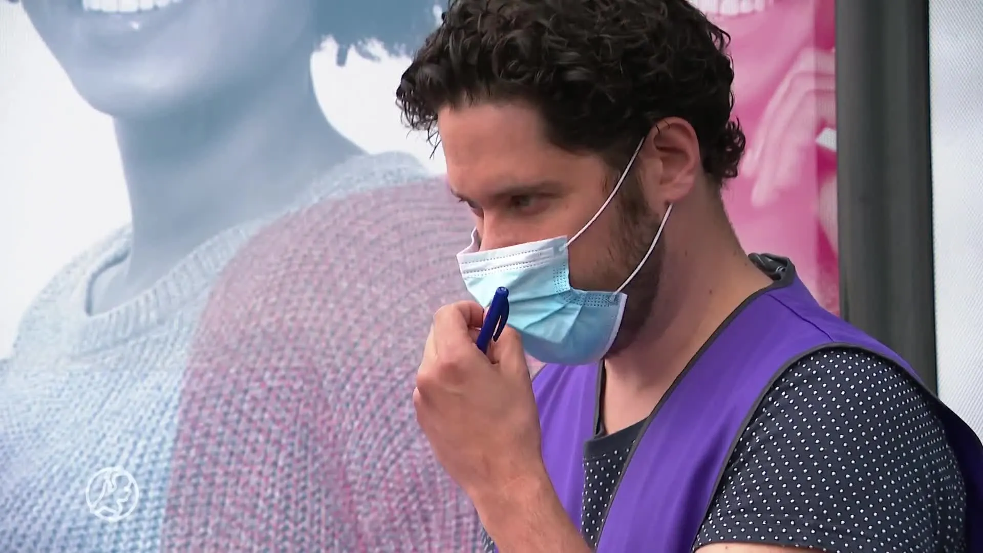 Ouderen in de rij voor vaccinatie in prikbus Harlingen: 'Dit ...