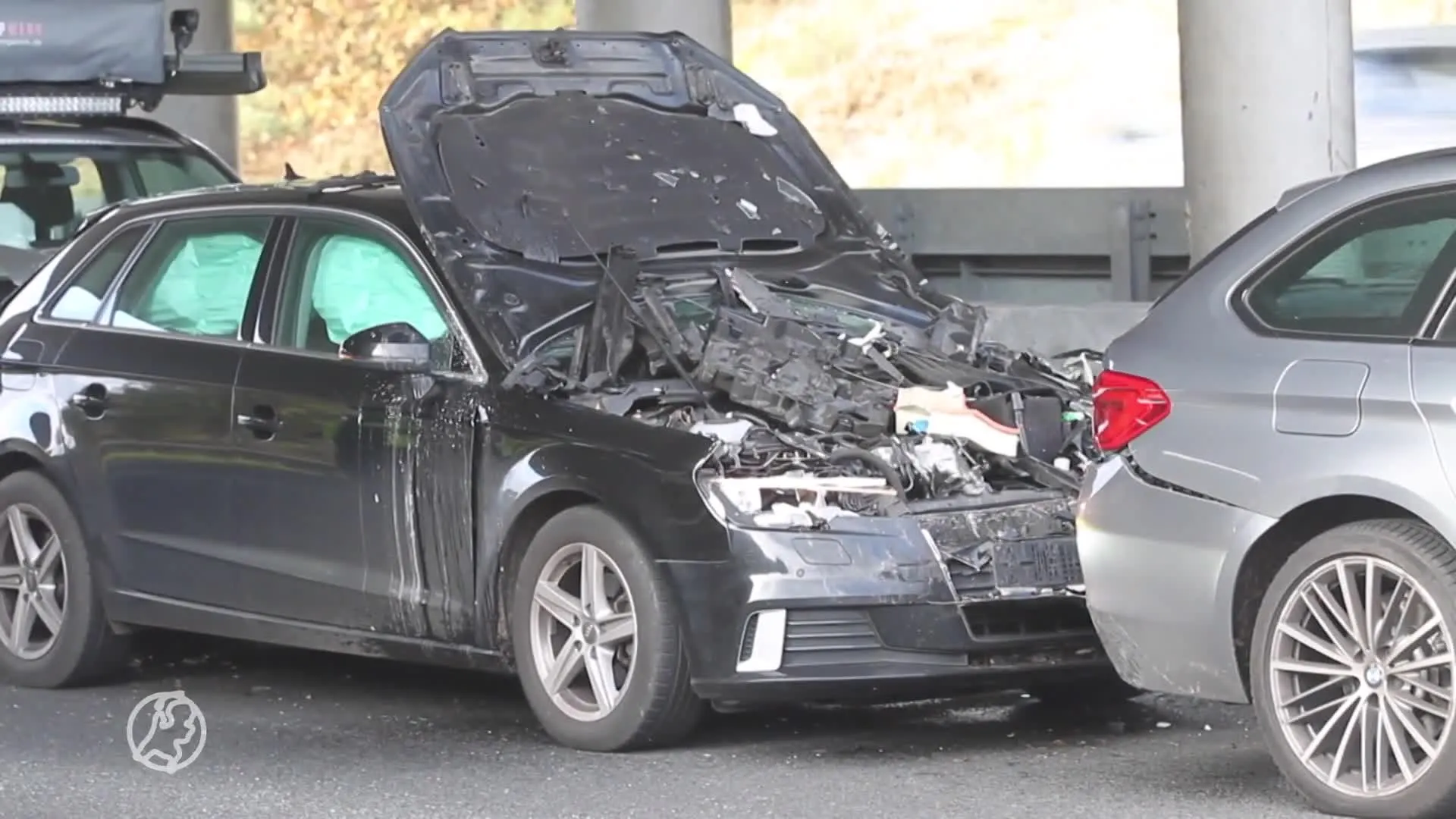 Auto's belanden op elkaar bij bizarre kettingbotsing op A28, snelweg afgesloten