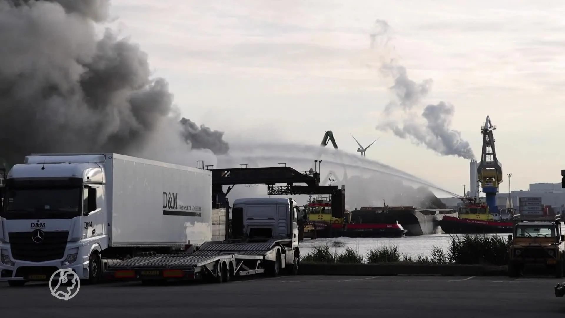 Zeer grote brand in Westelijk Havengebied Amsterdam, rook in wijde omgeving te zien
