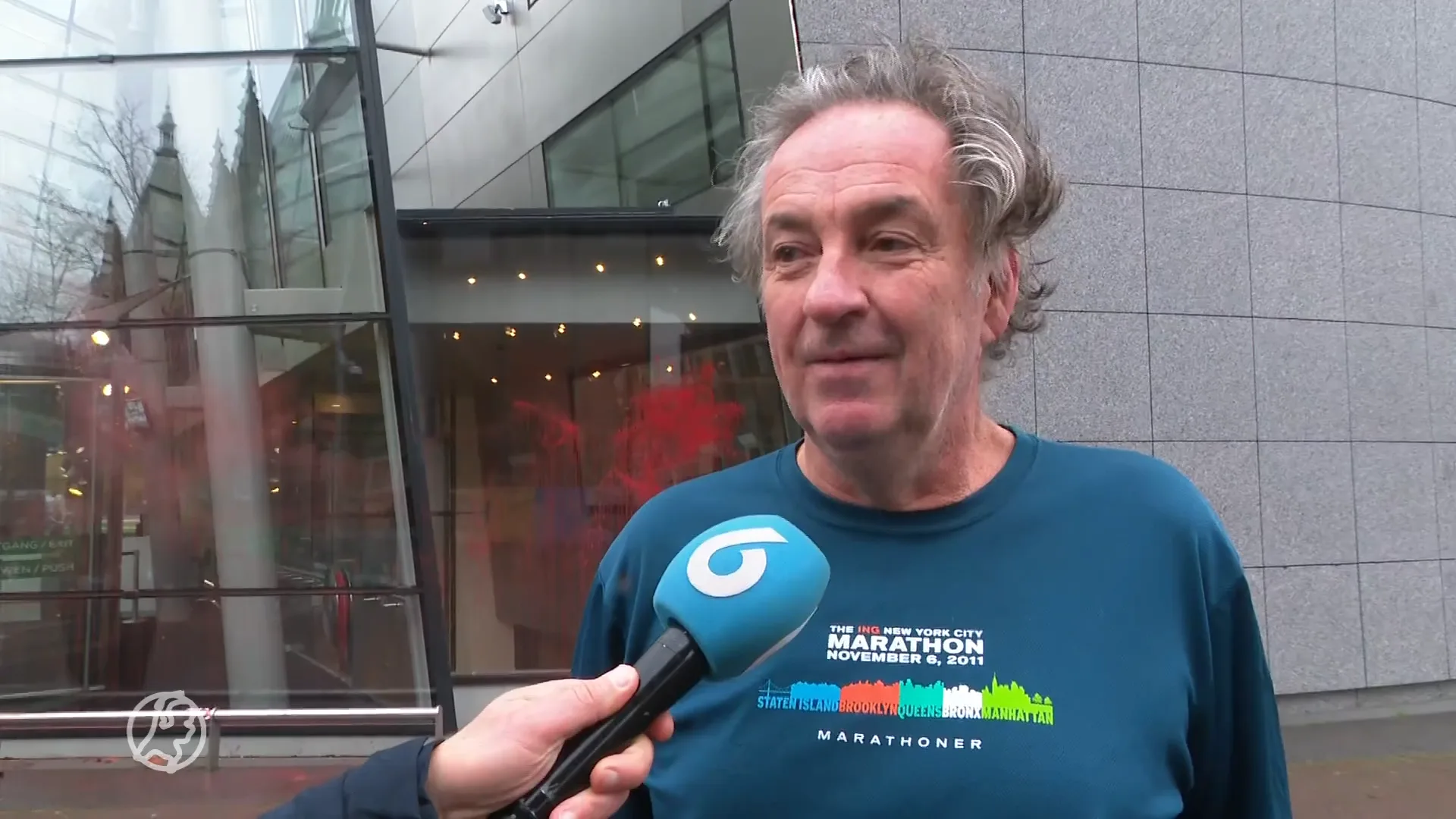 Rijksmuseum en Van Goghmuseum met verf beklad