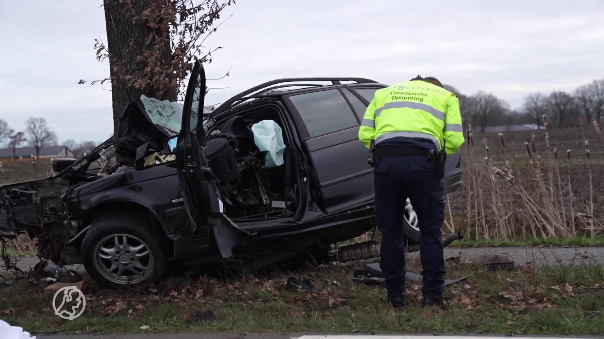 Automobilist (19) overleden na botsing tegen boom in Deurne