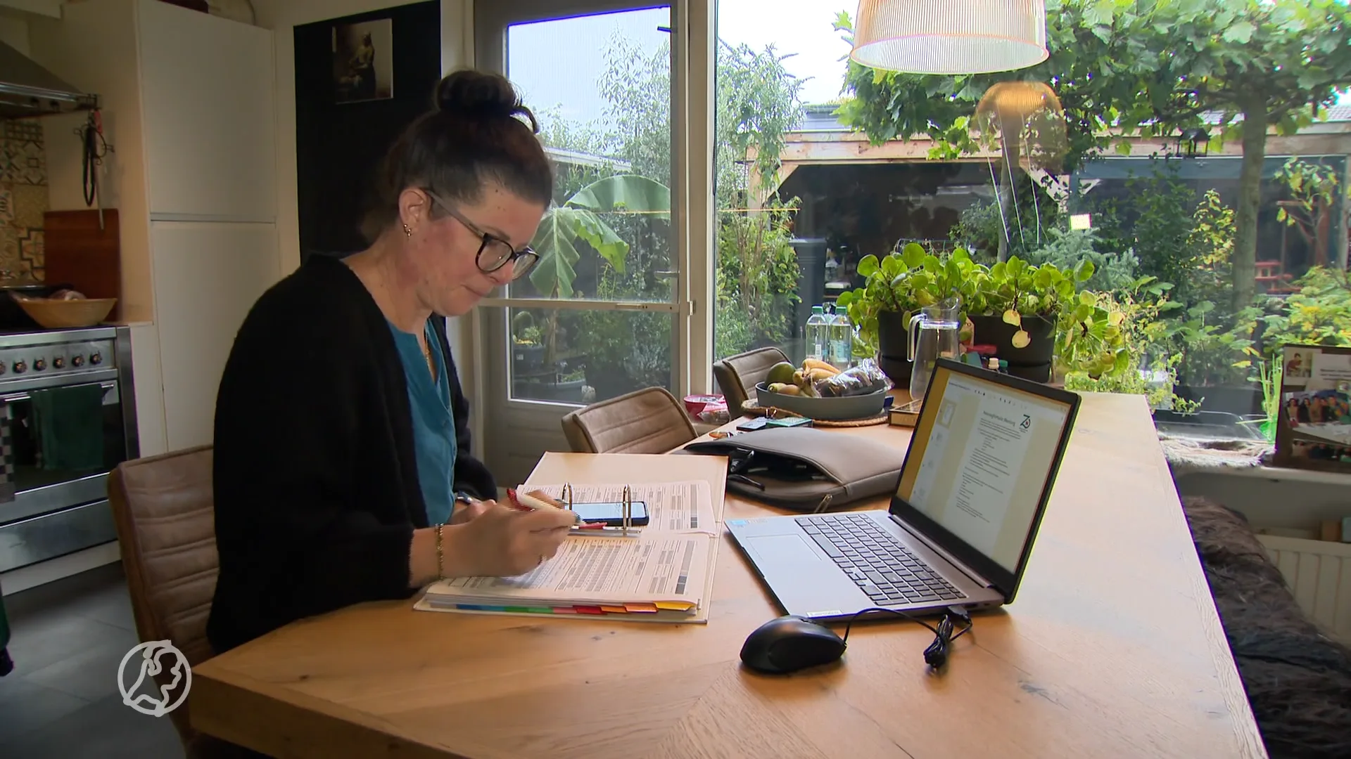 Mantelzorgers hebben handen vol aan papierwerk en afgaan loketten: 'Deze regelkolder moet stoppen'