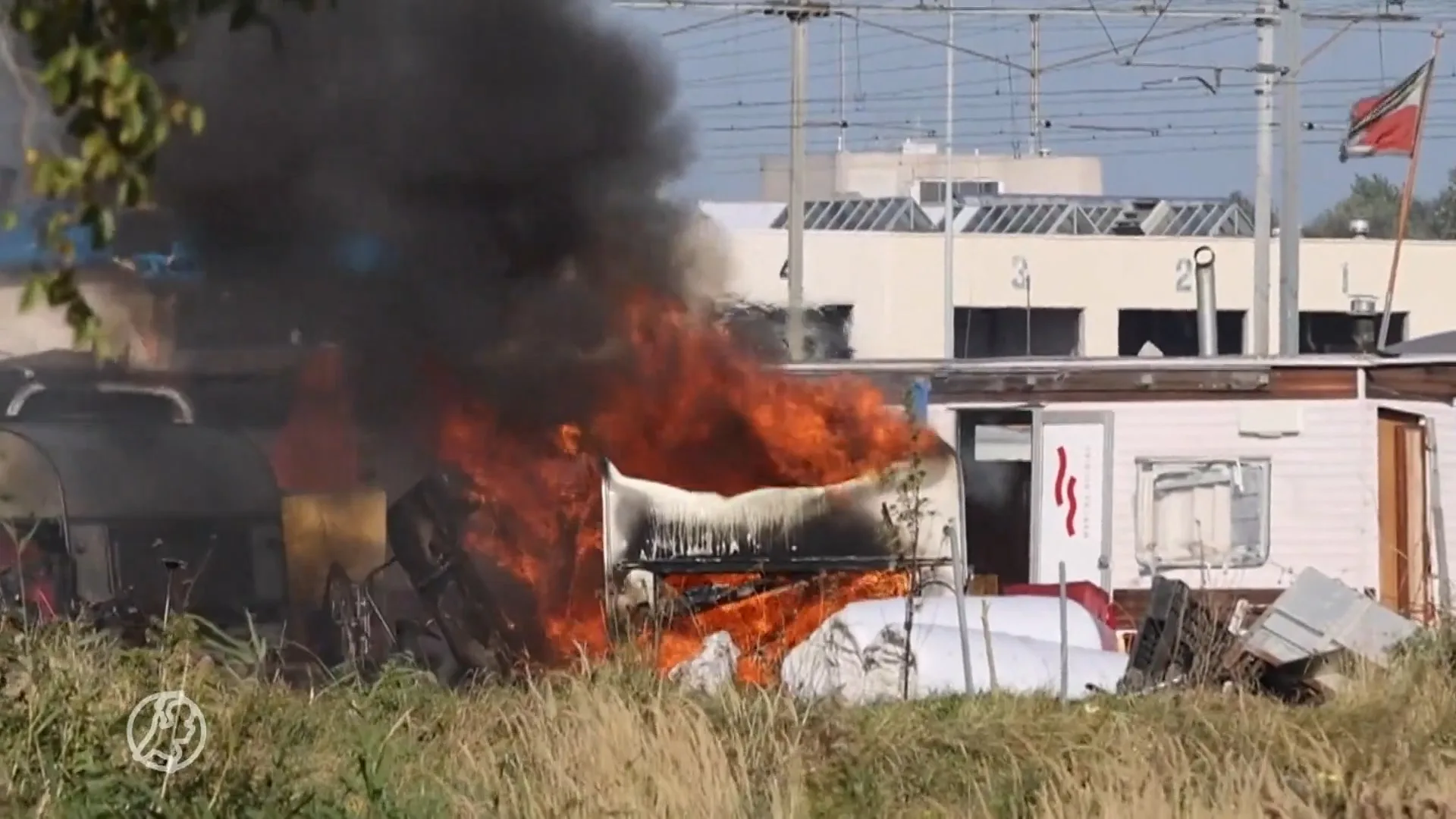 Felle brand in Amsterdam: caravans stadsnomaden in vlammen op