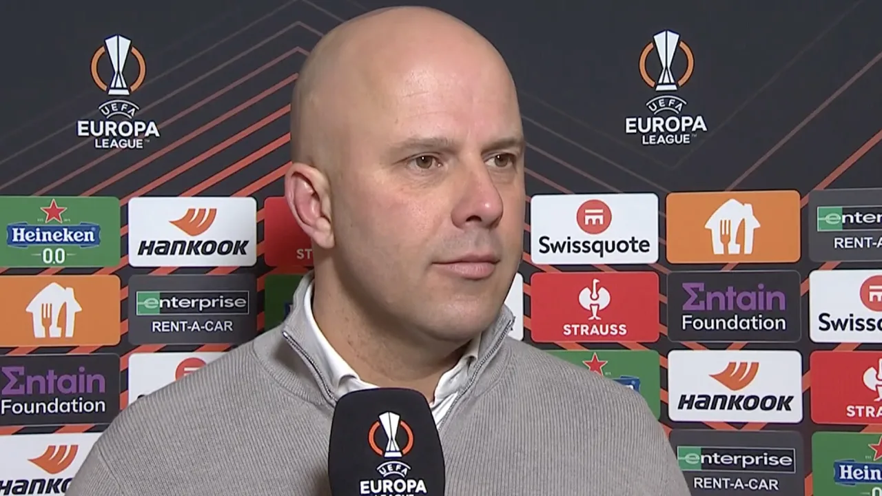 Slot gevraagd naar Feyenoord-supporters in stadion: 'Ze horen hier niet te zijn, maar goed...'