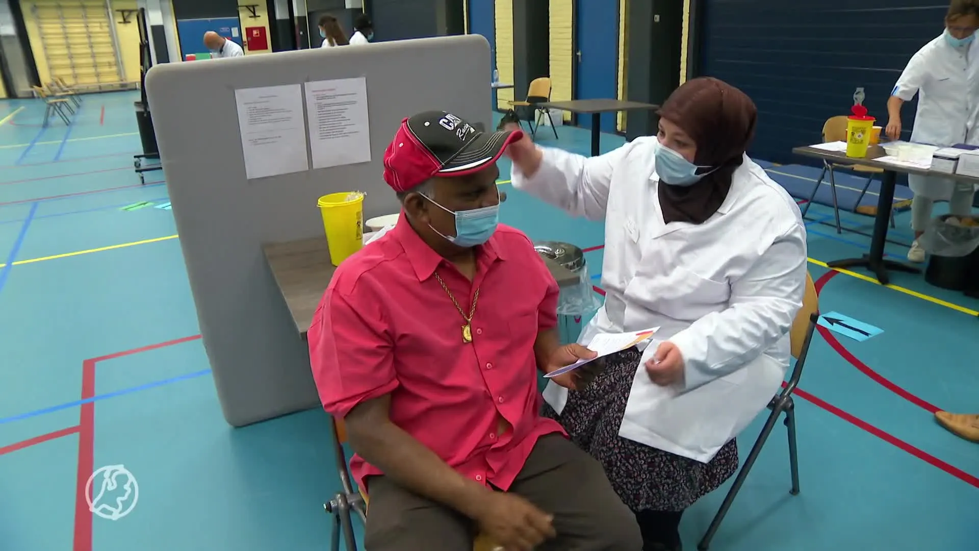 Huisartsen delen coronavaccins uit op markt in strijd tegen w...