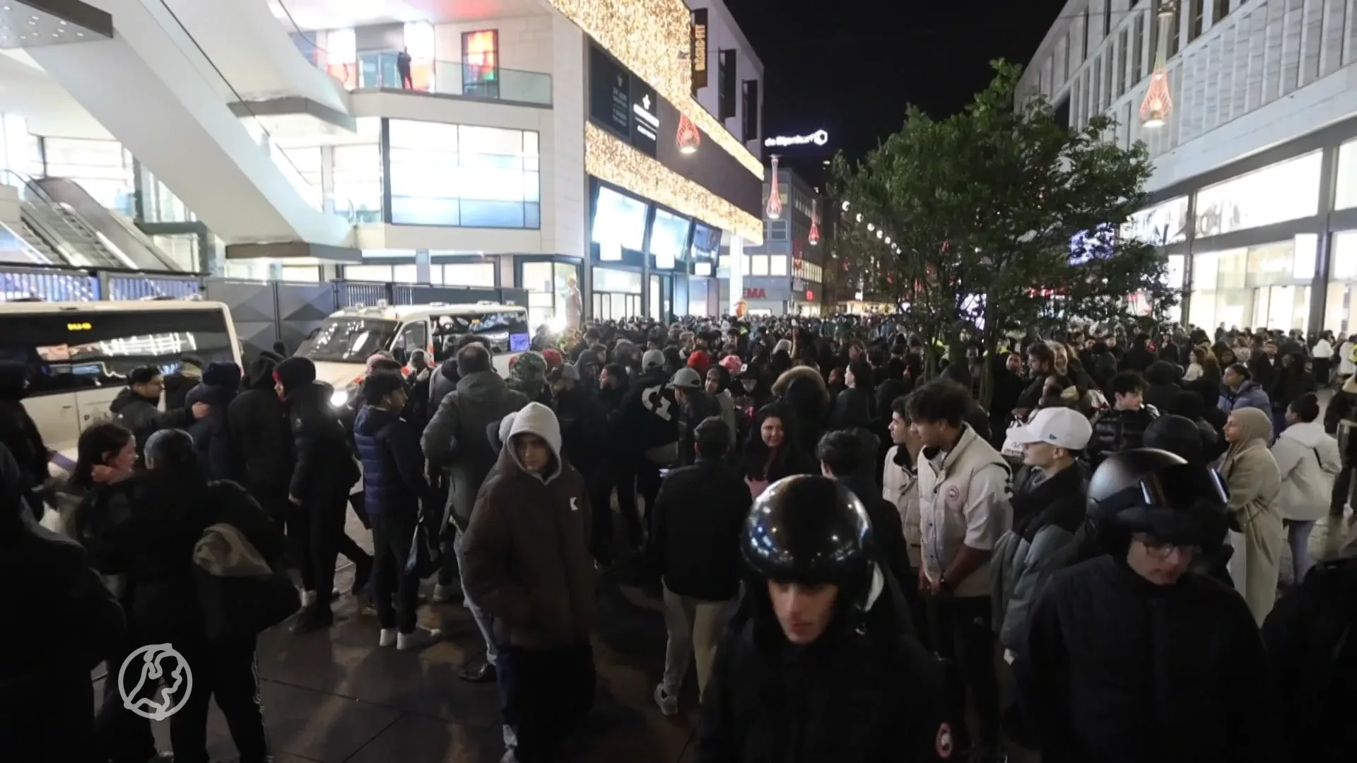 Massale gekte om uitdelen van gratis spullen door YouTuber in Den Haag, meerdere arrestaties