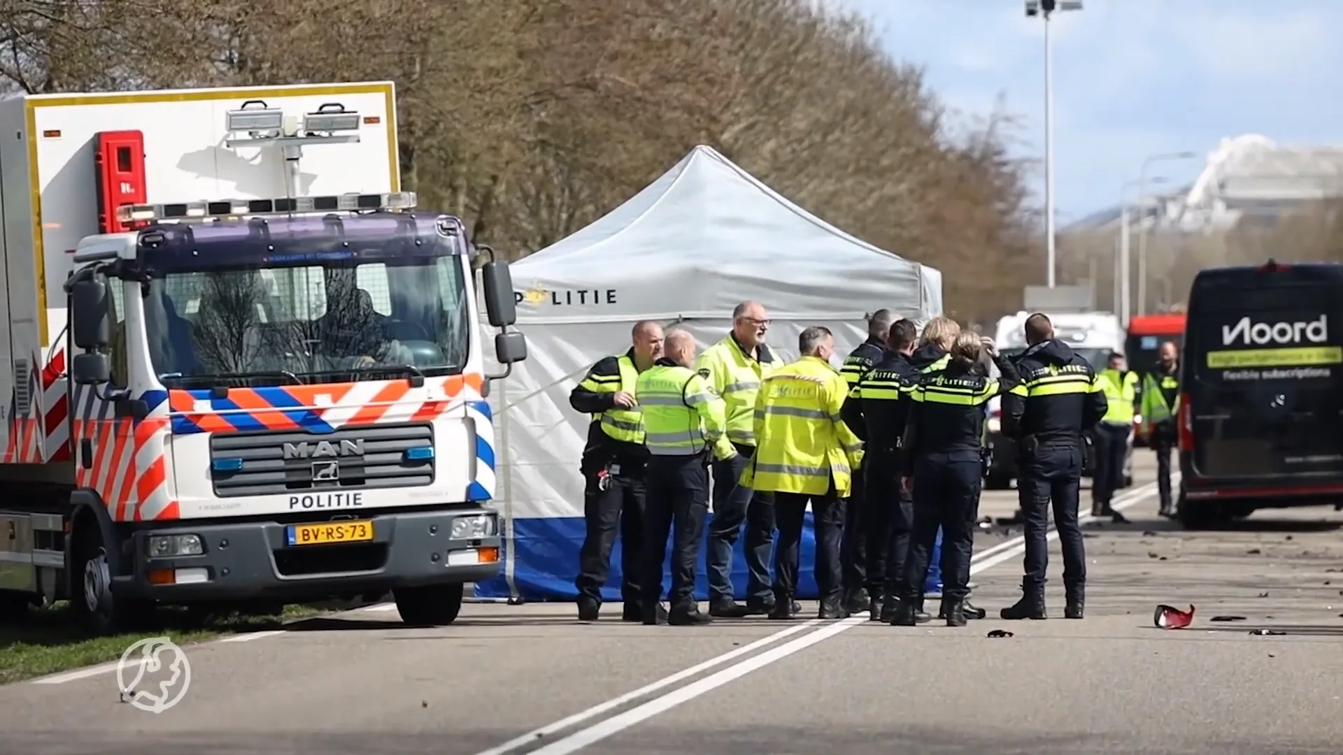 Motorrijder overleden na botsing met bestelbus