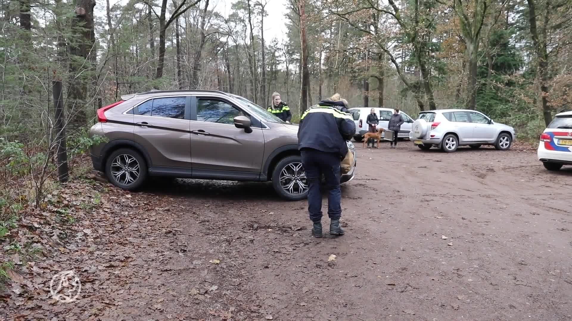 Vrouw overreden door eigen auto in Baarn, slachtoffer naar ziekenhuis