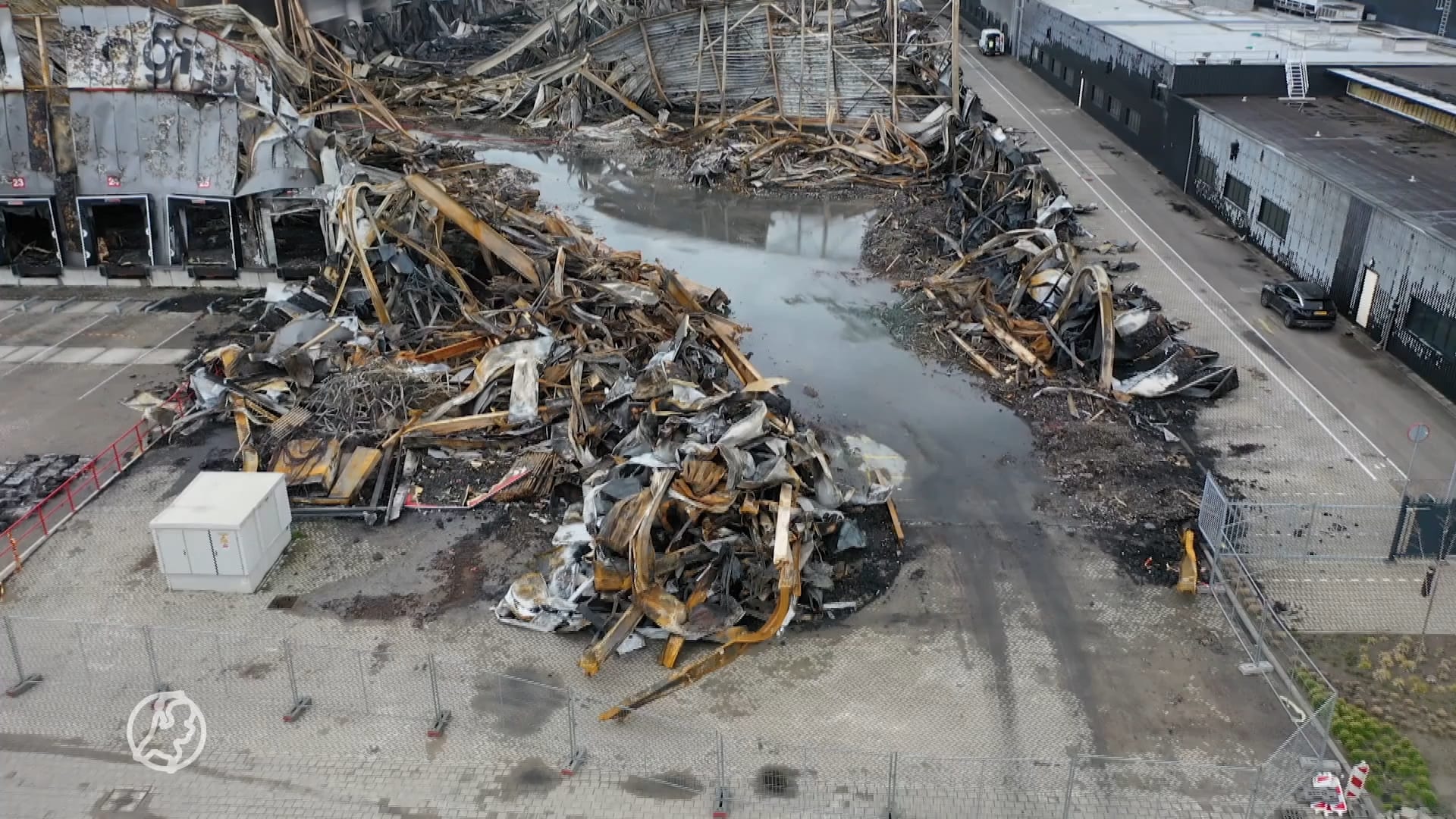 Drone laat ravage van bovenaf zien na vernietigende bedrijfsbrand Etten-Leur