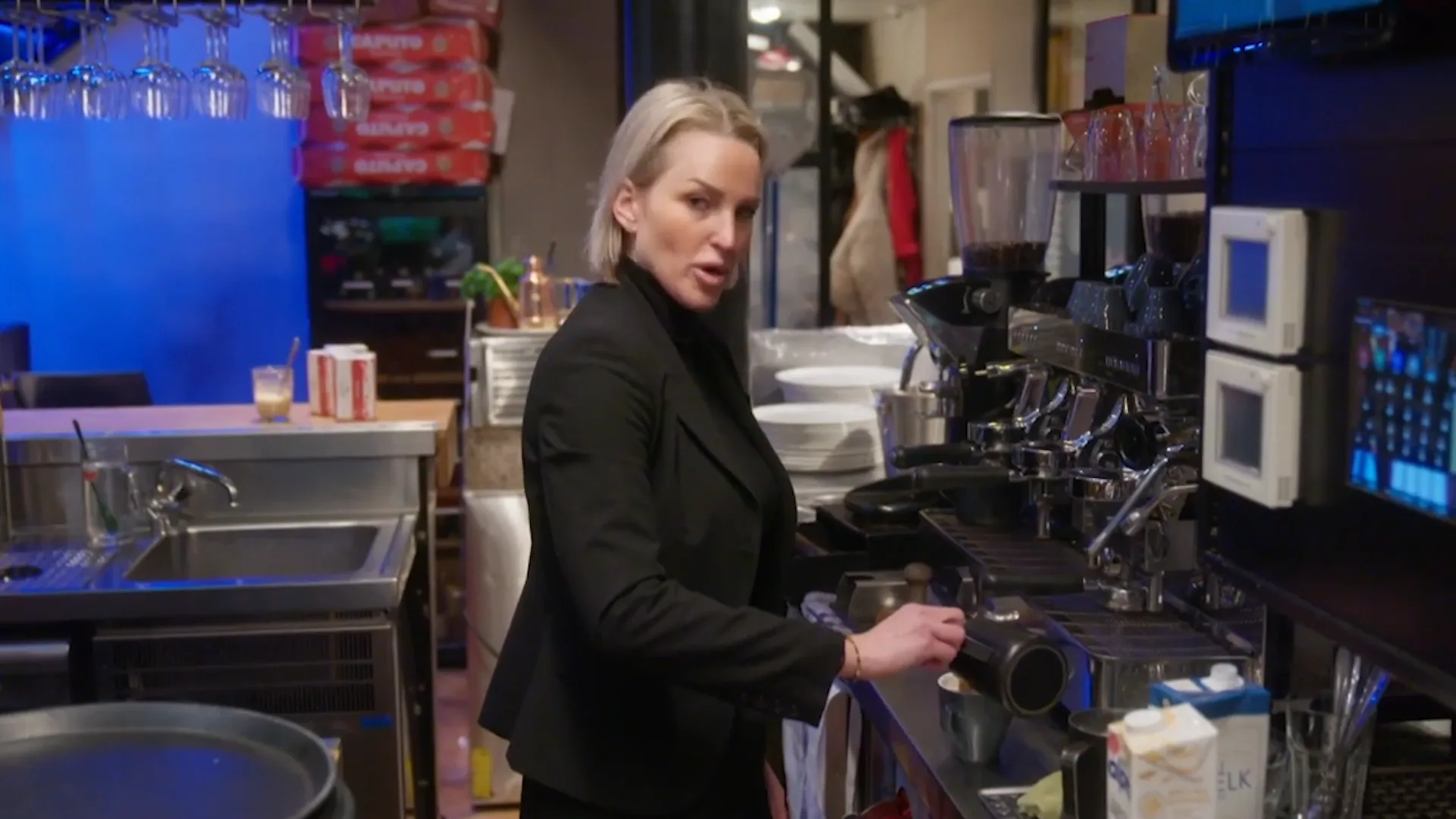 Daniela heeft een HEKEL aan TOERISTEN