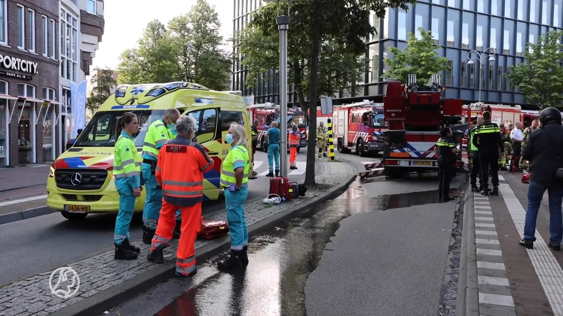 Twee zwaargewonden bij uitslaande woningbrand in Amsterdam