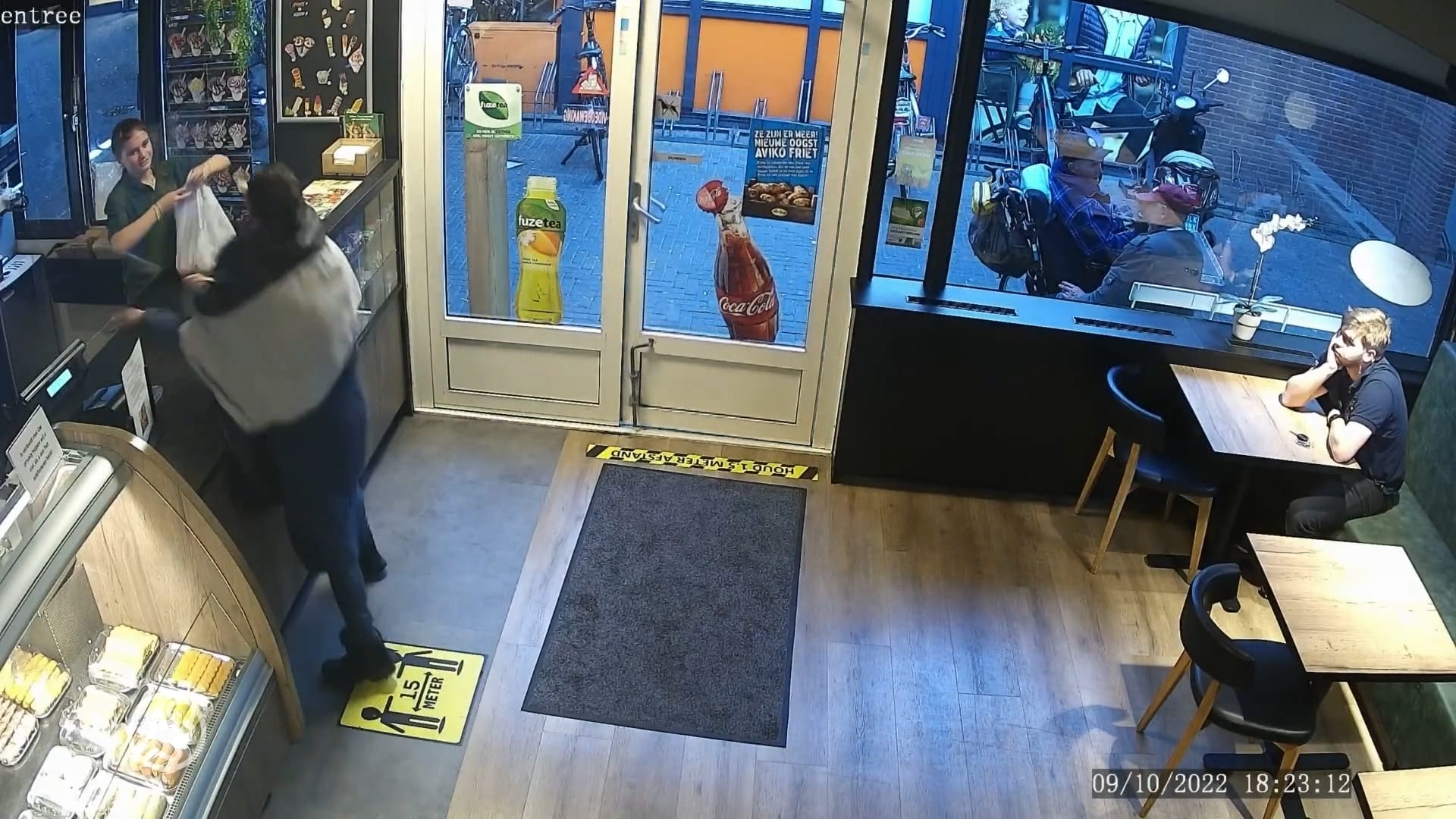 Badjas-overvaller wordt door personeel neergeslagen