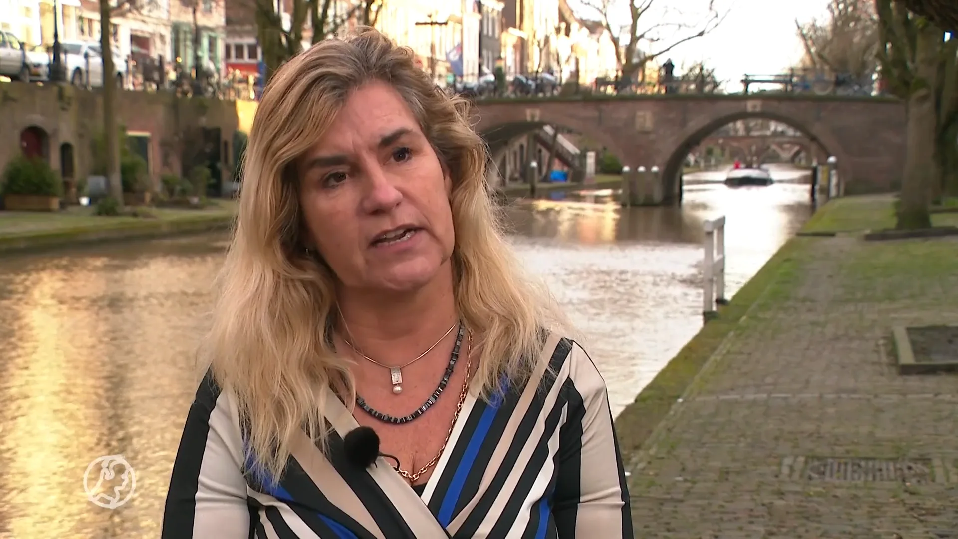 Marc Overmars per direct weg bij Ajax om berichten aan vrouwelijke collega's