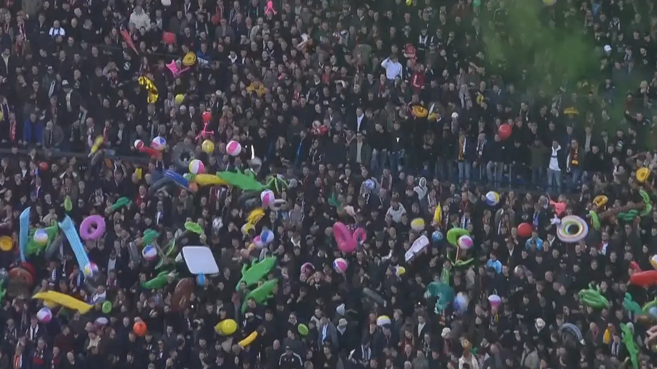 Supporters zorgen met opblaasvoorwerpen voor mooie sfeer tijdens Feyenoord-AS Roma