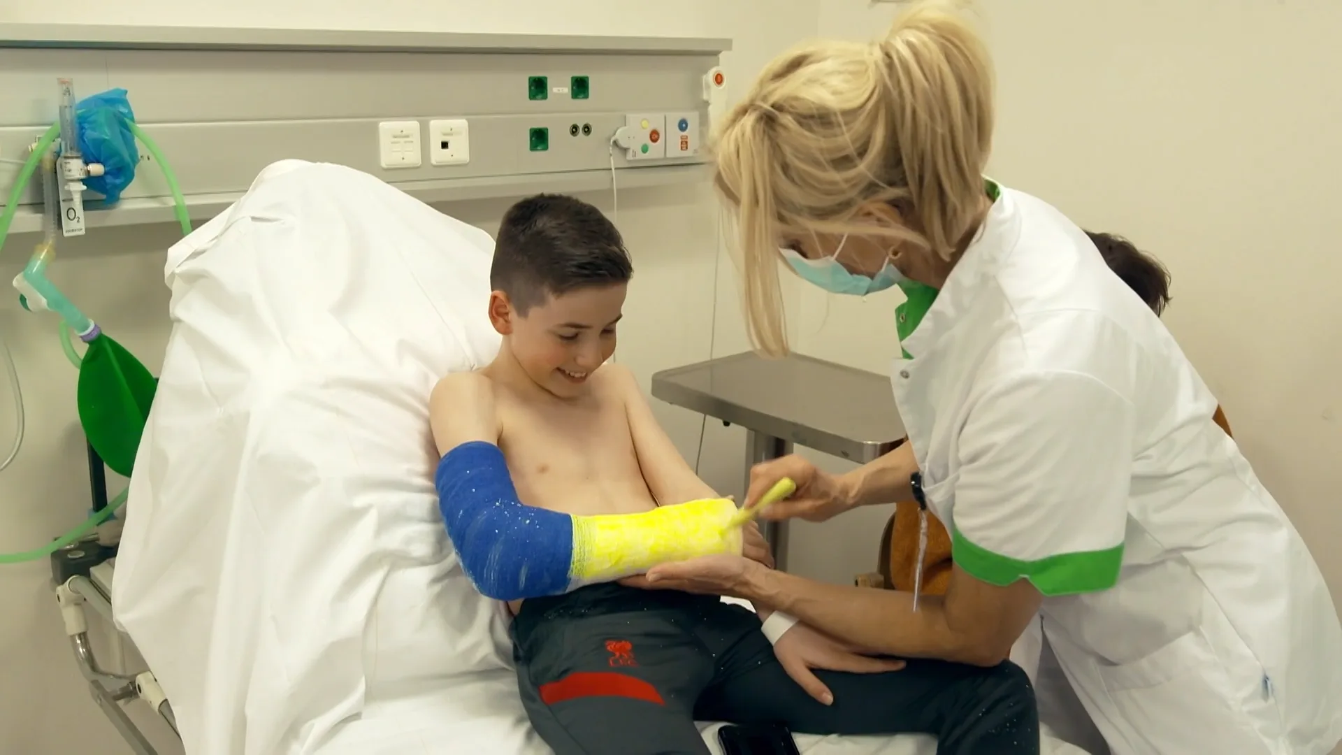 Natasja helpt kleine held met de Oekraïense kleuren