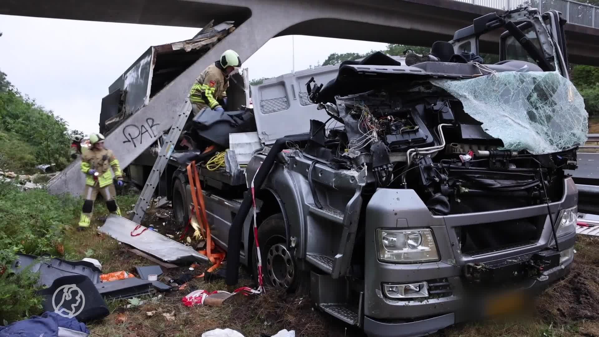 Vrachtwagen klapt op pilaar viaduct A28 bij Soesterberg, wagen total loss en chauffeur gewond