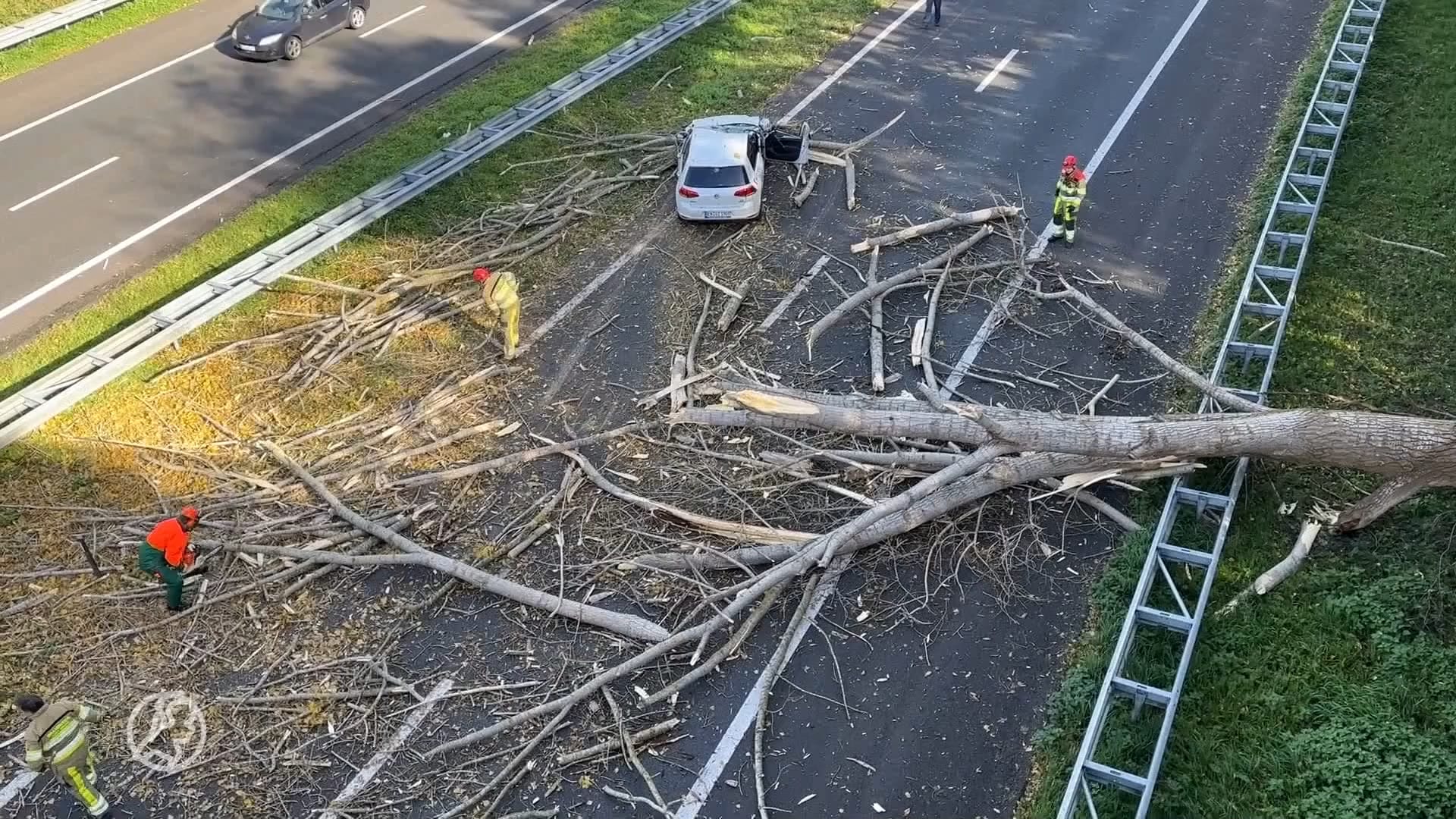 Duitse automobilist verrast door storm Ciarán op A79 bij Meerssen