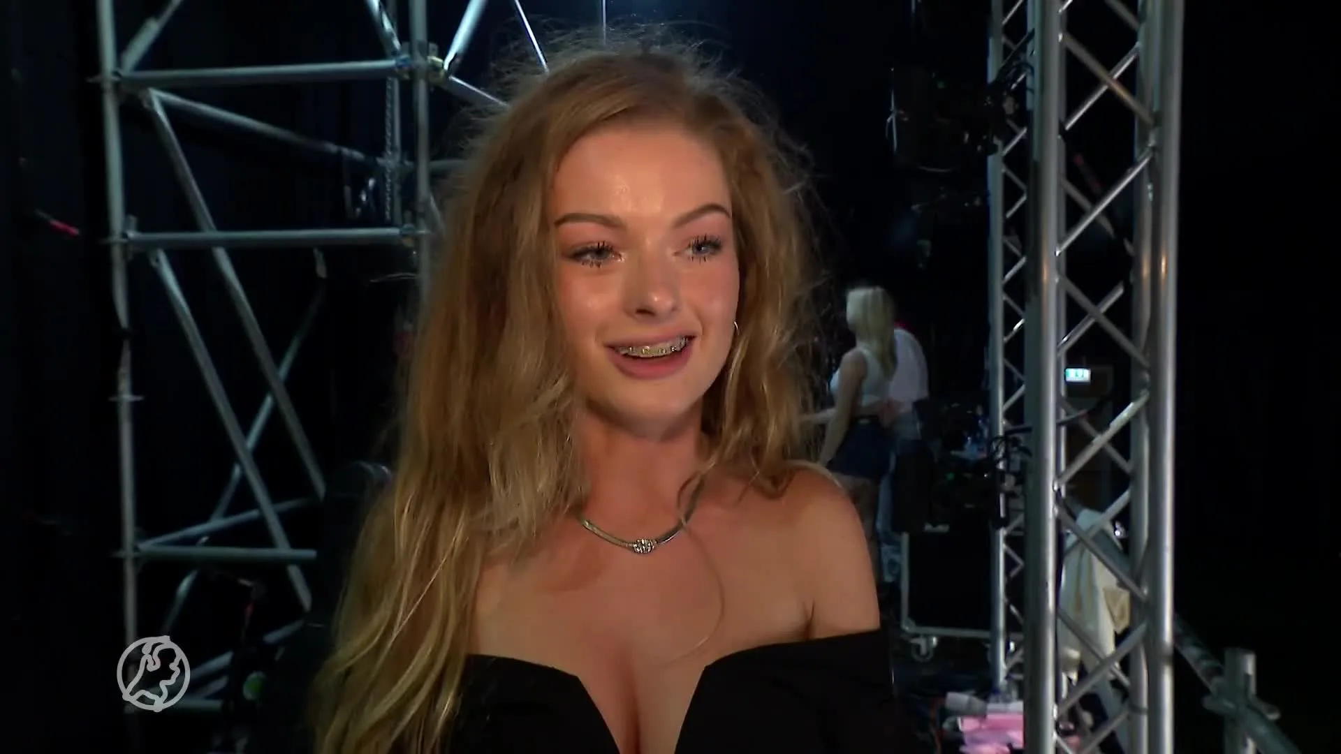 Boeren vergapen zich aan schaars geklede boerinnen tijdens Miss Boerin-verkiezing