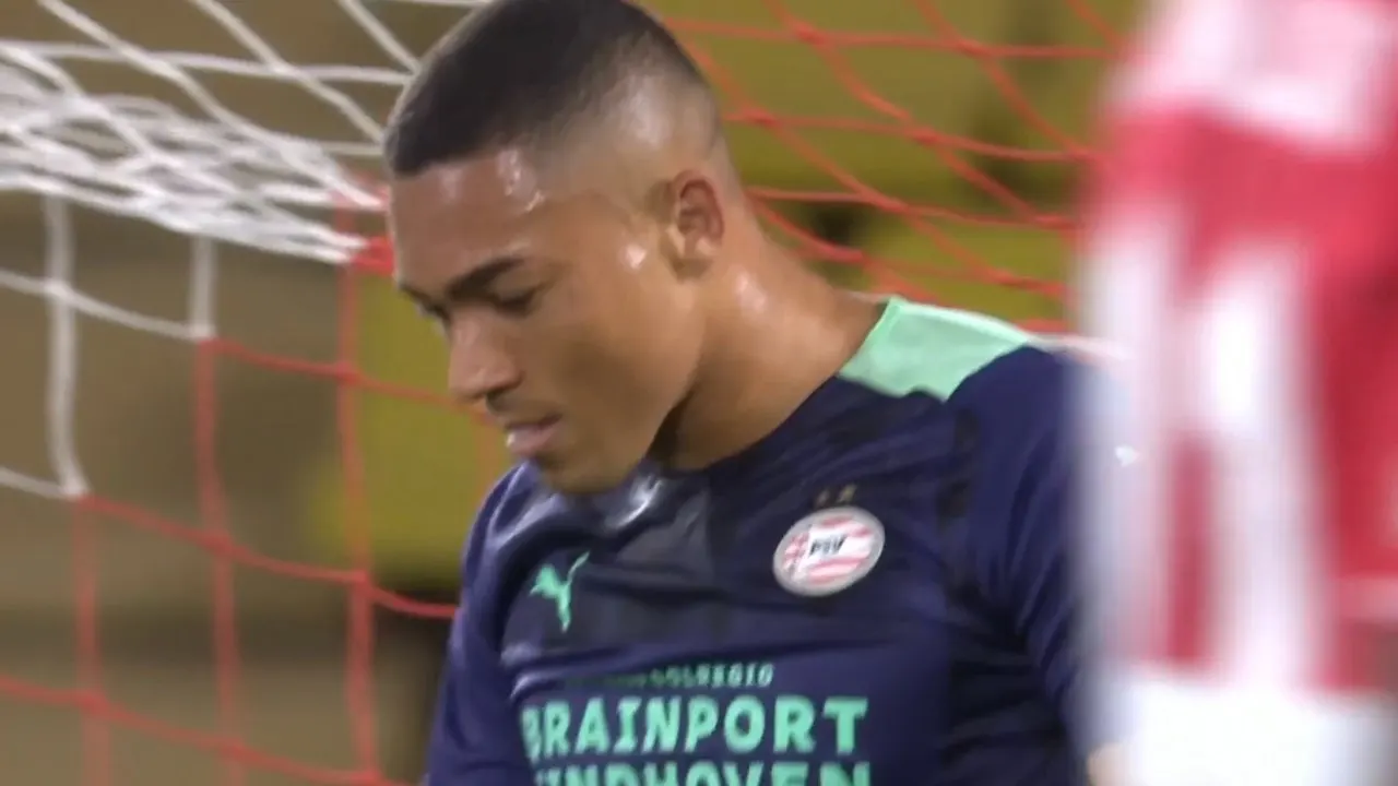KANS: PSV ziet kopbal Vinícius nét over gaan