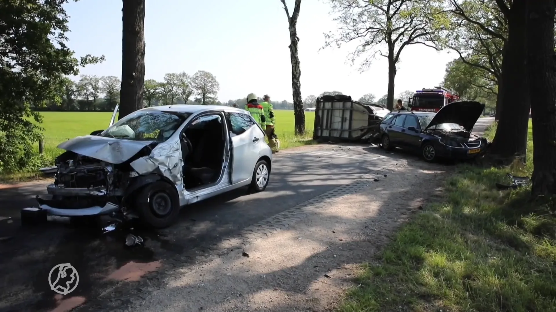 Twee gewonden bij ongeluk in Laren: paardentrailer kantelt na klap