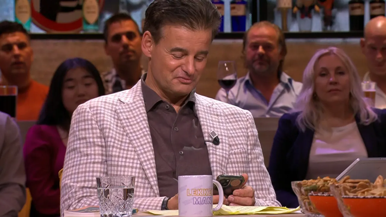 Wilfred krijgt tijdens uitzending een appje van John de Bever over bargast