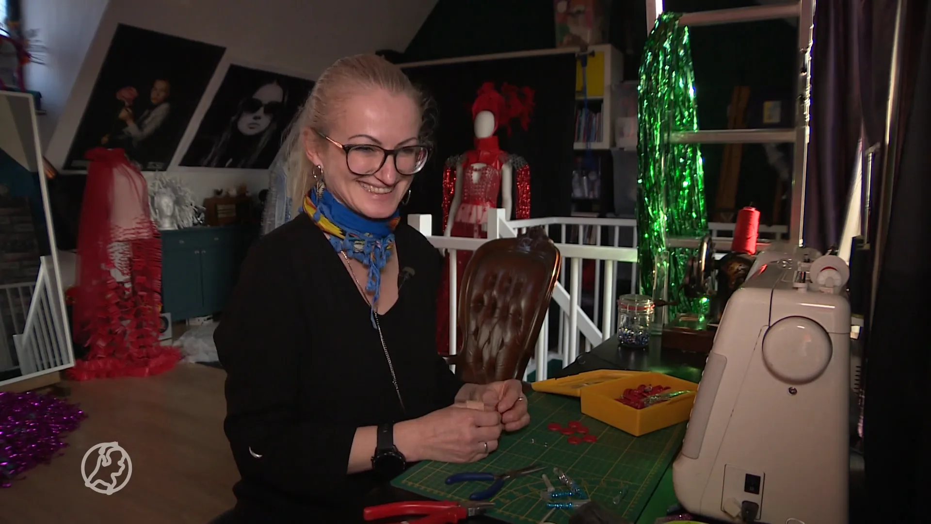 GGD-medewerkster Violetta maakt mode van corona-afval