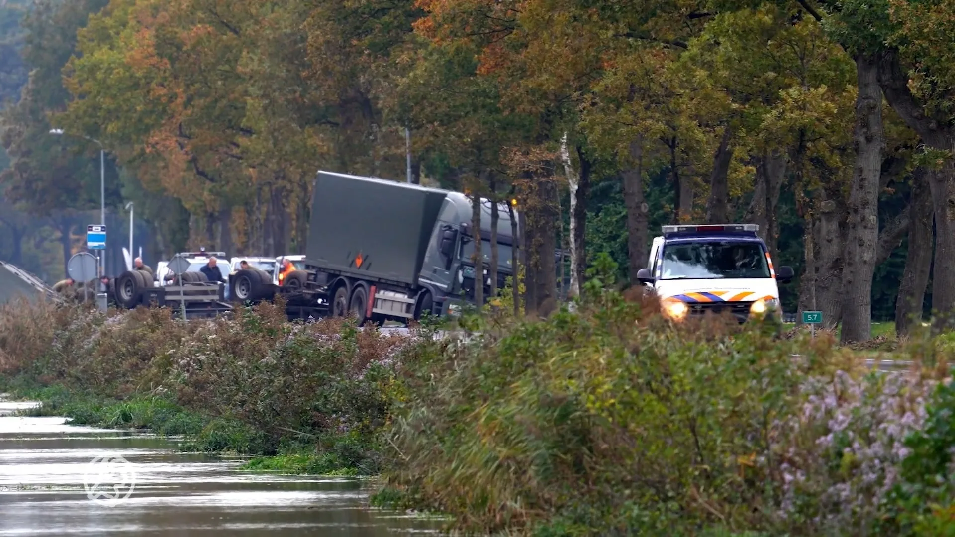 Opruimen munitie gekantelde vrachtwagen van Defensie duurt nog uren